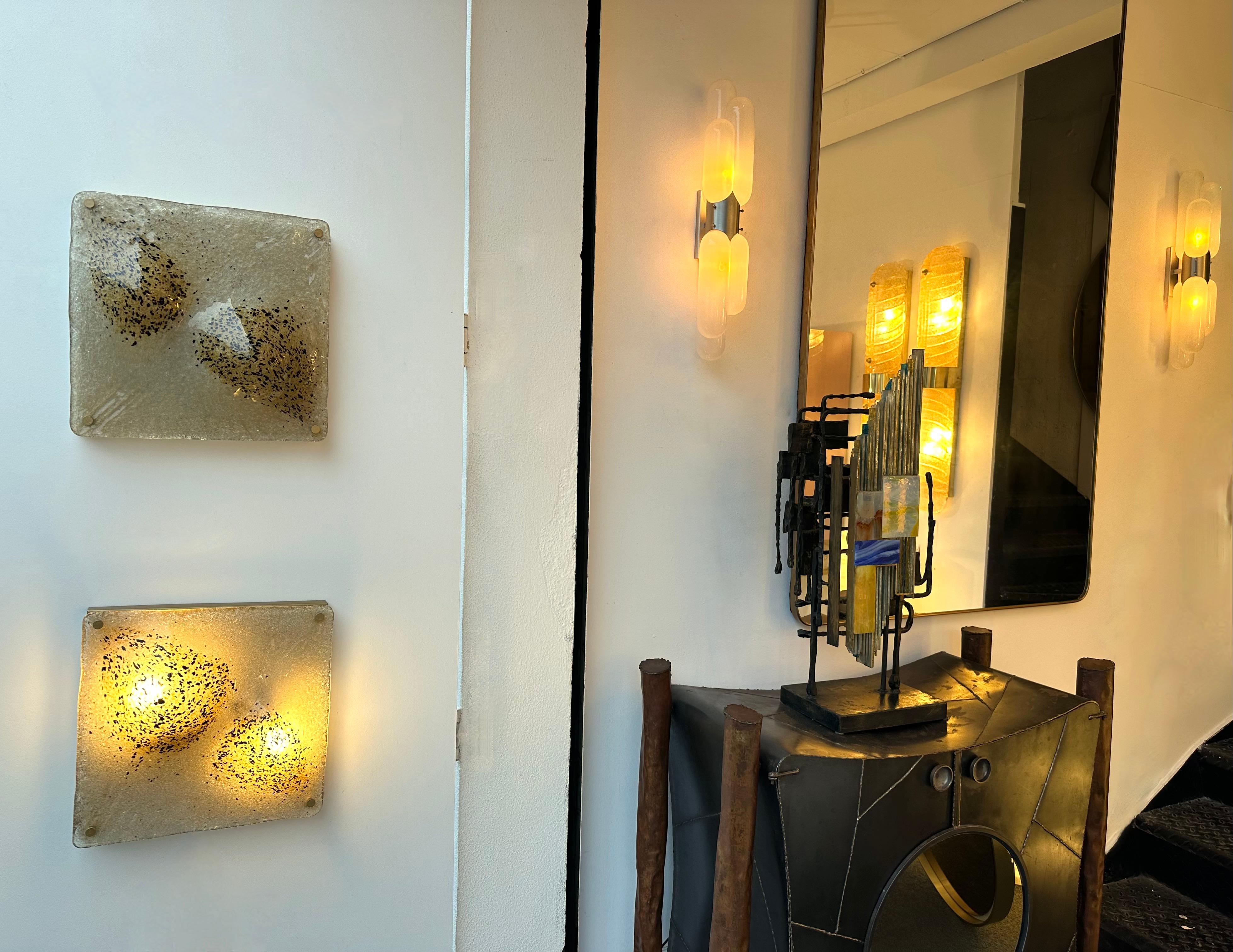 Mid-Century Modern Space Age pair of wall lights lampes sconces blumpy textured murano glass and gilt gold painted metal style brush brass. Célèbres designers italiens comme Venini, Vistosi, La Murrina, Aldo Carlo Nason pour Mazzega, Stilnovo, Joe