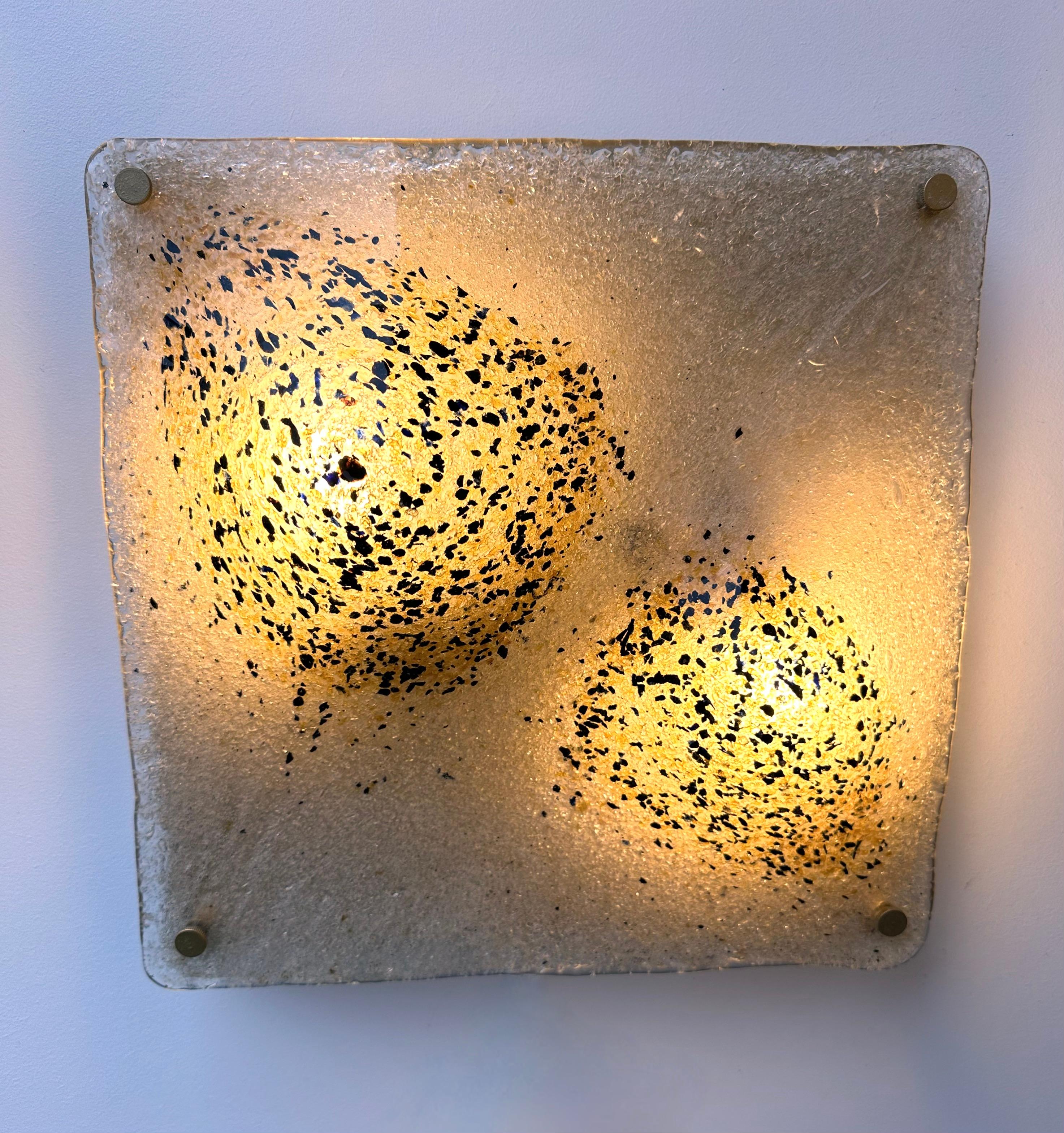 Mid-Century Modern Paire d'appliques en verre de Murano affaissé et métal doré Italie, 1970 en vente