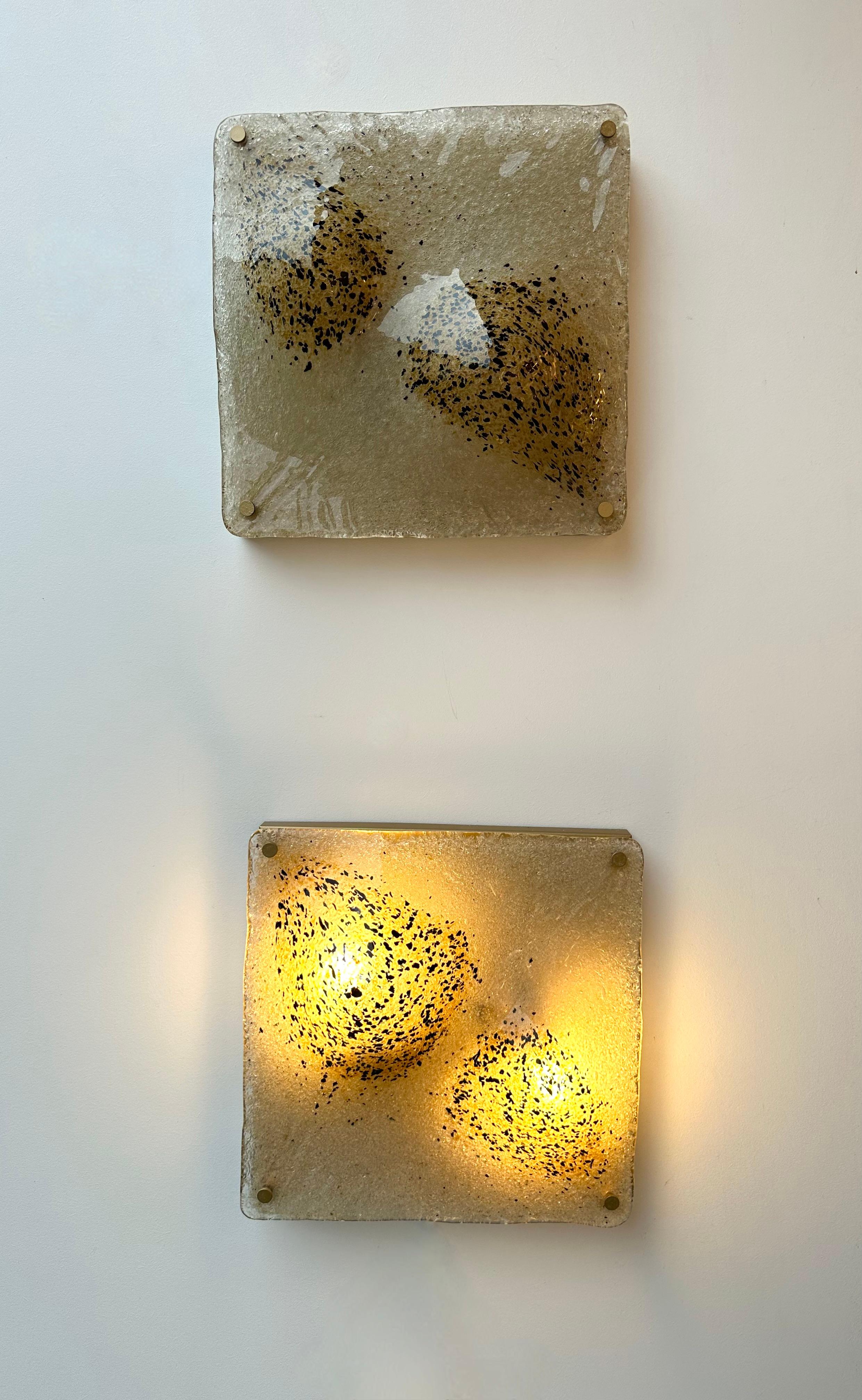 italien Paire d'appliques en verre de Murano affaissé et métal doré Italie, 1970 en vente