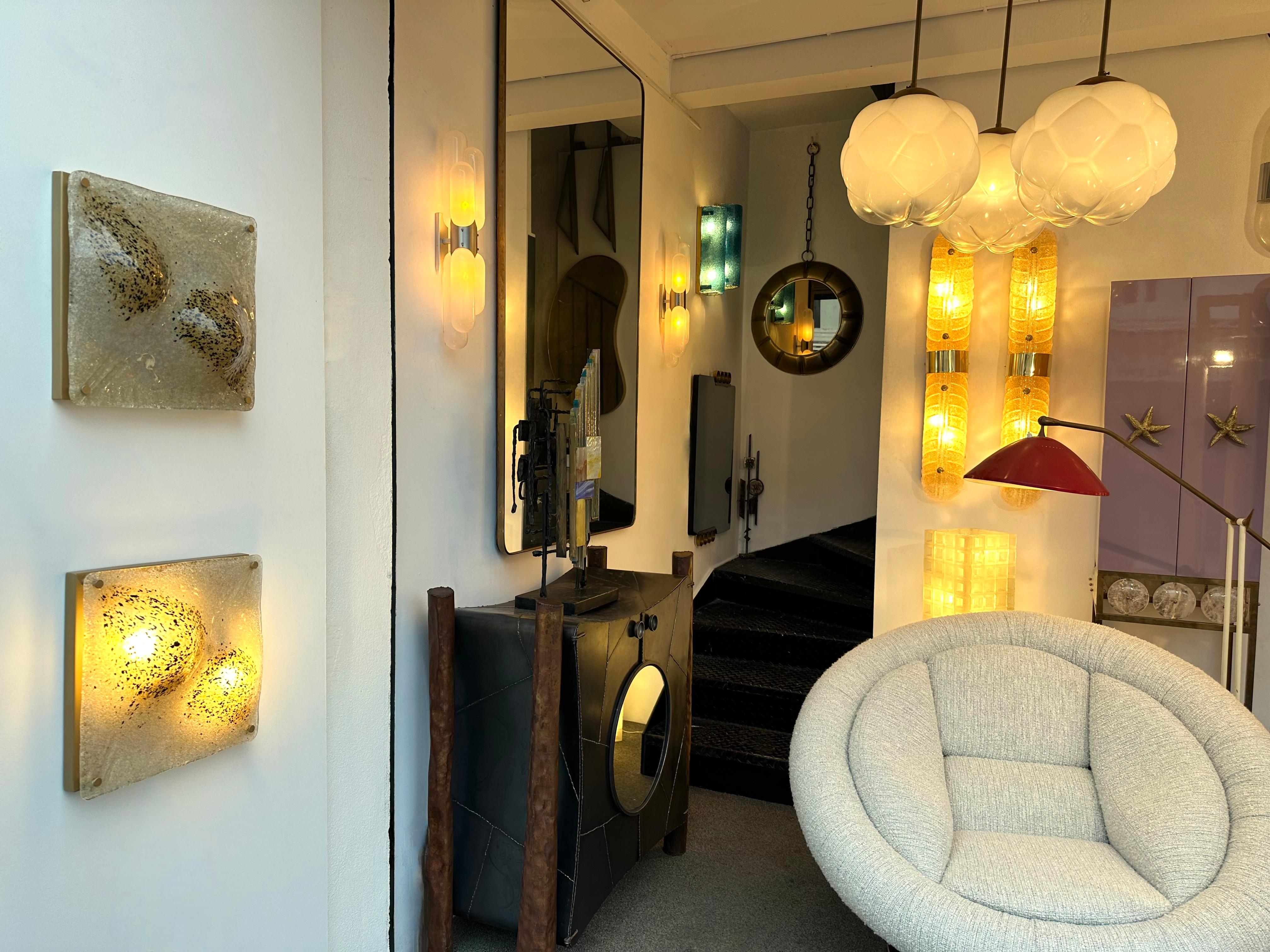Paire d'appliques en verre de Murano affaissé et métal doré Italie, 1970 Bon état - En vente à SAINT-OUEN, FR