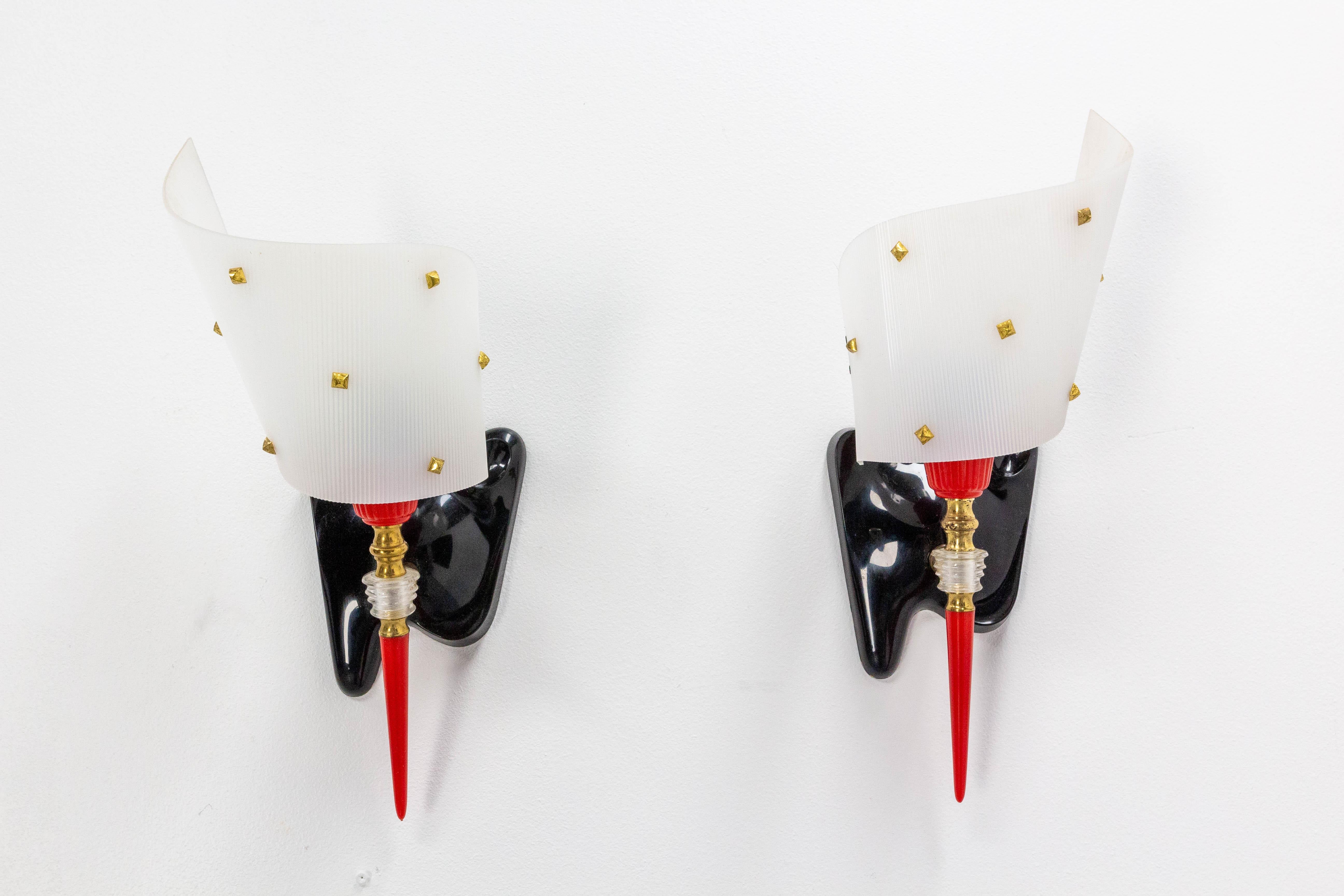 French wall sconces black and red holders with golden chrome pair of lights.
Wall Lights by Pierre Guariche famous French interior designer of the second part of the 20th century.
Made circa 1960

Good condition

Shipping: 34/25/17 1Kg.