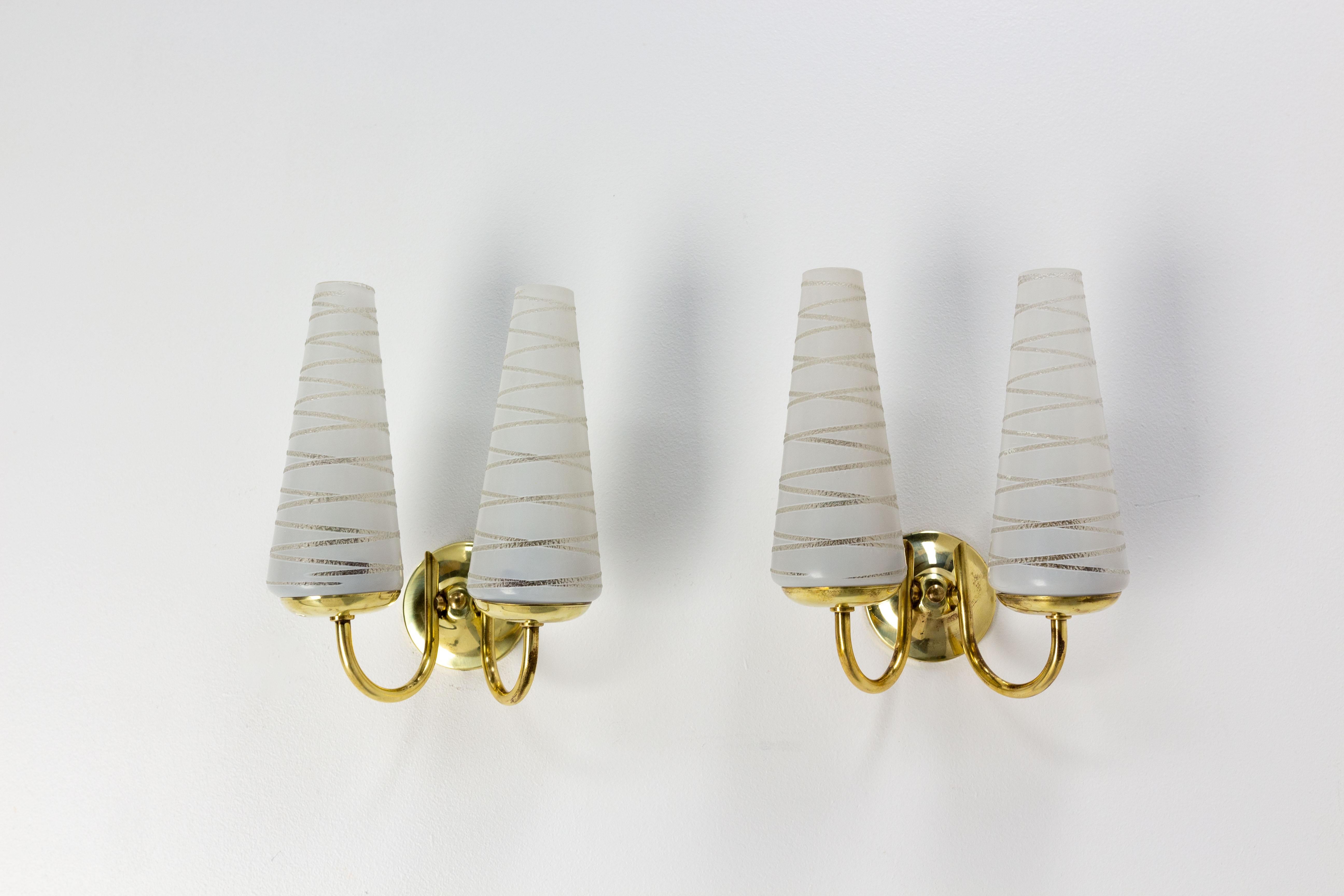 French wall sconces pair of lights
Brass and glass wall lights
Made circa 1960

Good condition

Shipping:40/12/21 1Kg