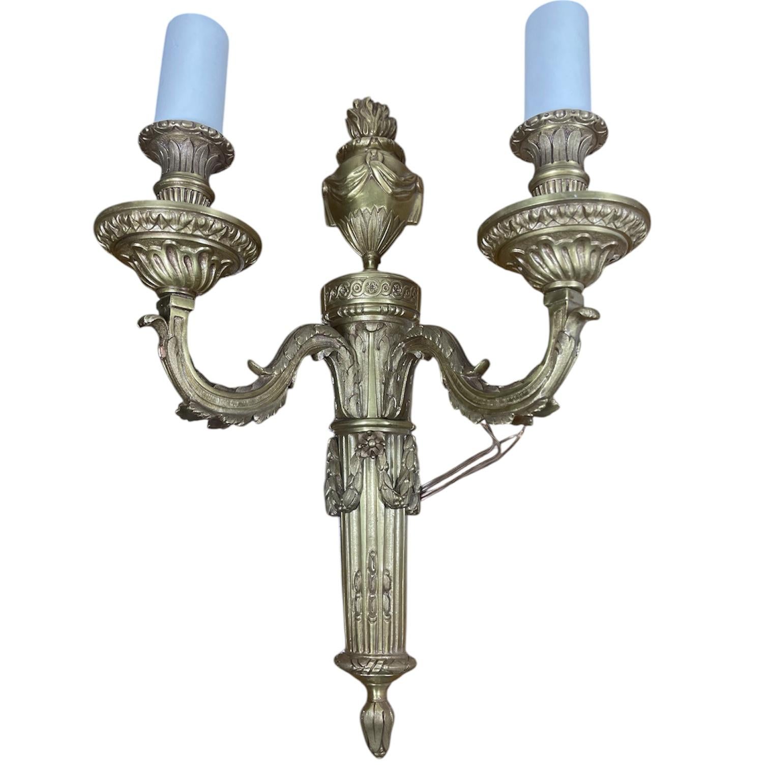 Pareja de Apliques Luis XVI de Bronce con dos luces Francés en venta