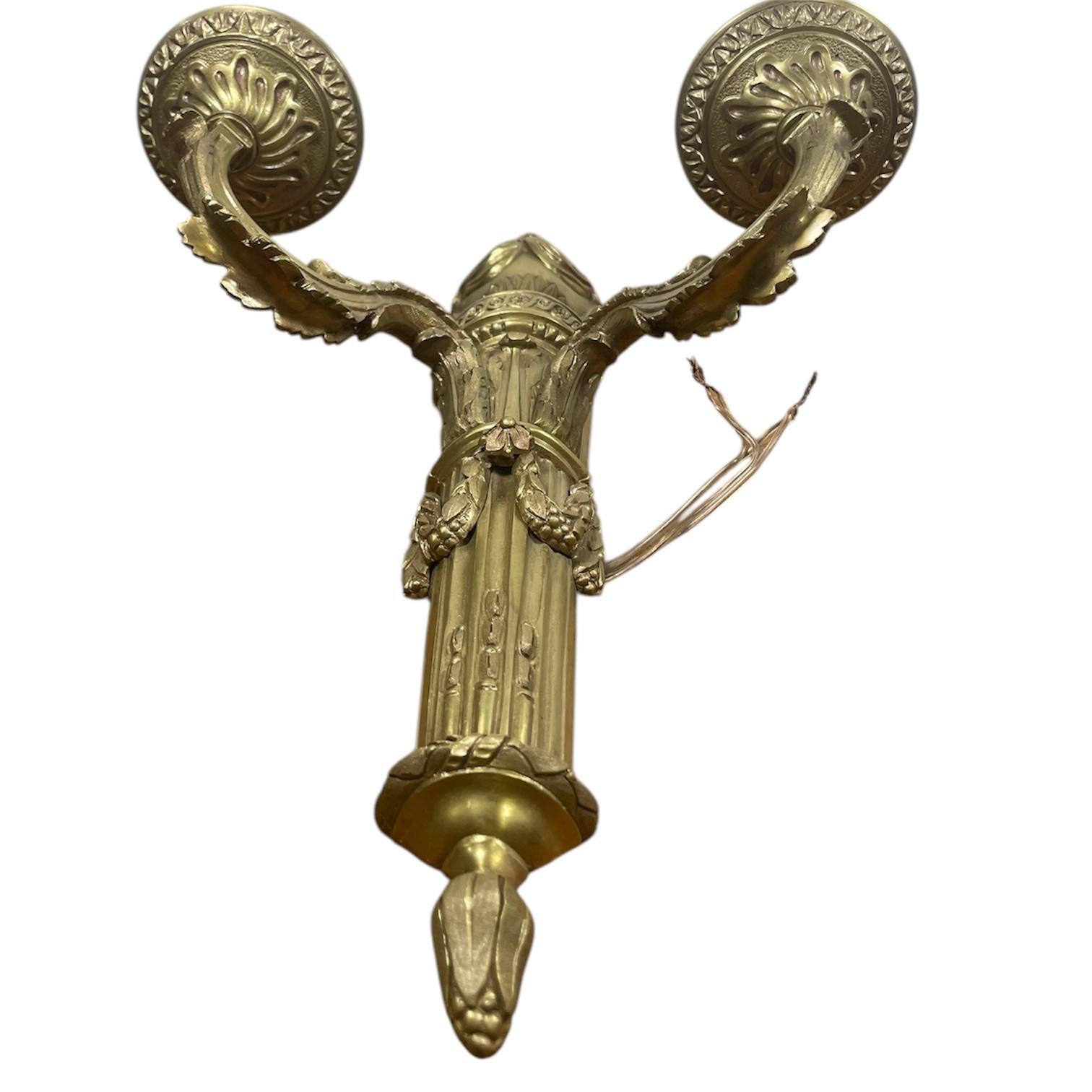 Pareja de Apliques Luis XVI de Bronce con dos luces en Bueno estado para la venta en Ciudad Autónoma Buenos Aires, AR
