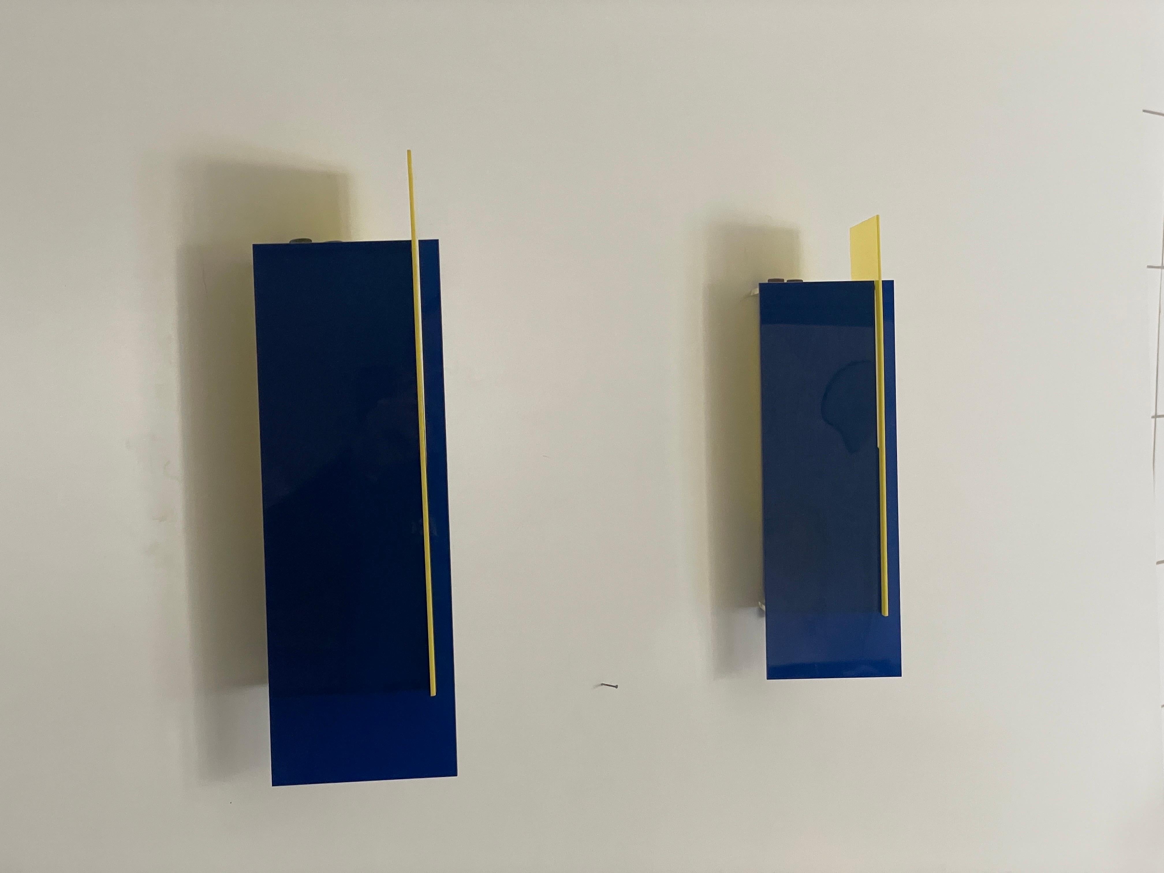 Pareja de apliques de Angelo Brotto para Esperia, años 60, Italia

Las lámparas están en muy buen estado vintage. 
Diseñado y fabricado en Italia.
Piezas de plexiglás y latón.

Esta lámpara funciona con  Bombillas E14. 
Con cable y apto para su uso