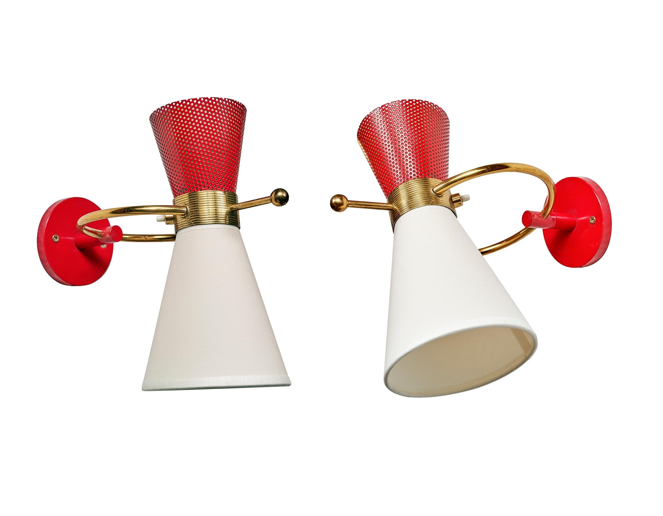 Pair of sconces adjustable by Maison Arlus from 1950
Red lacquered metal
Brass and lampshade
(2 pair available).