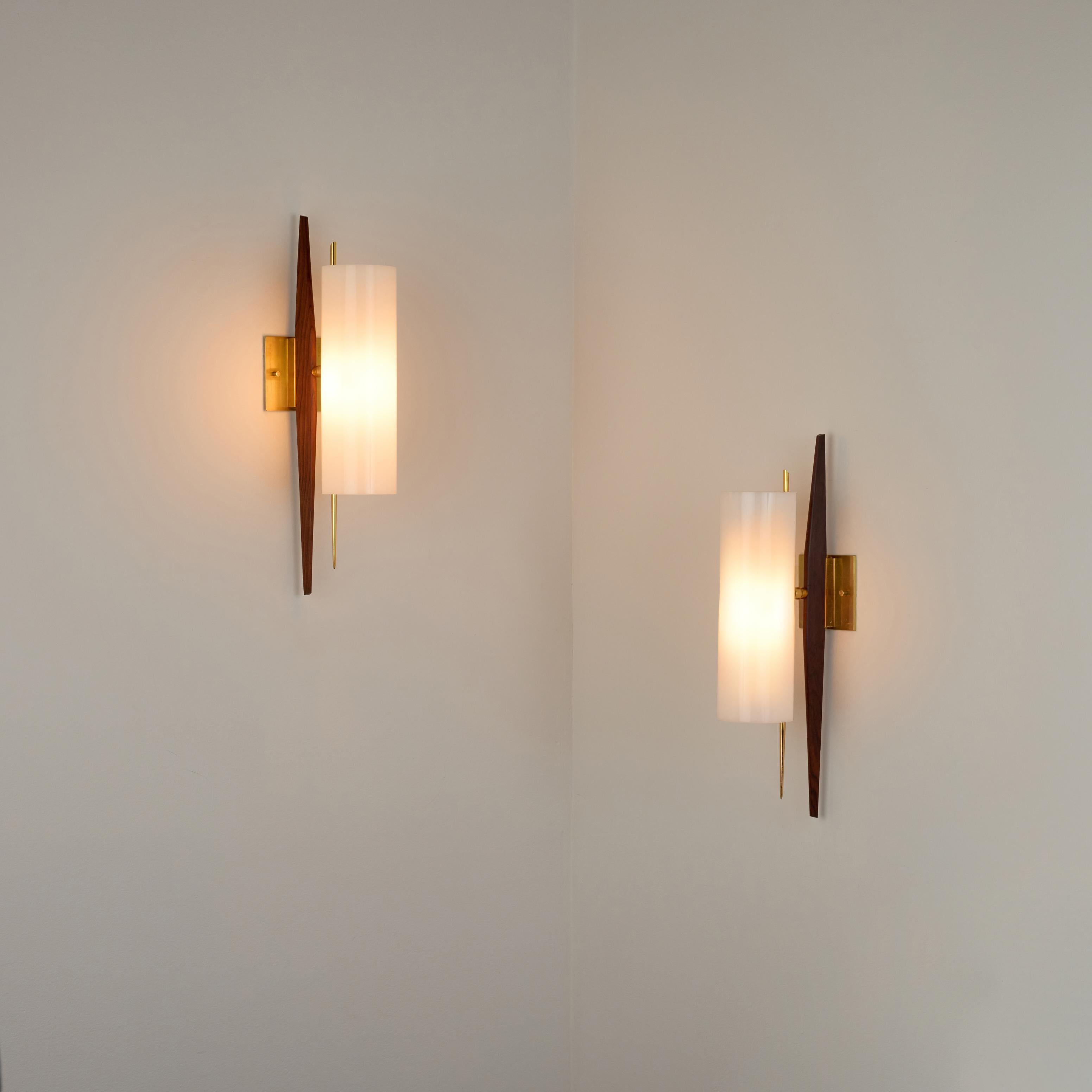 Coppia di lampade di Arlus. Progettato e fabbricato in Francia, intorno agli anni '50. Arco in legno abbinato a un diffusore cilindrico articolato in lucite. La luce contiene una singola presa di tipo B22. Si consiglia una singola lampadina LED