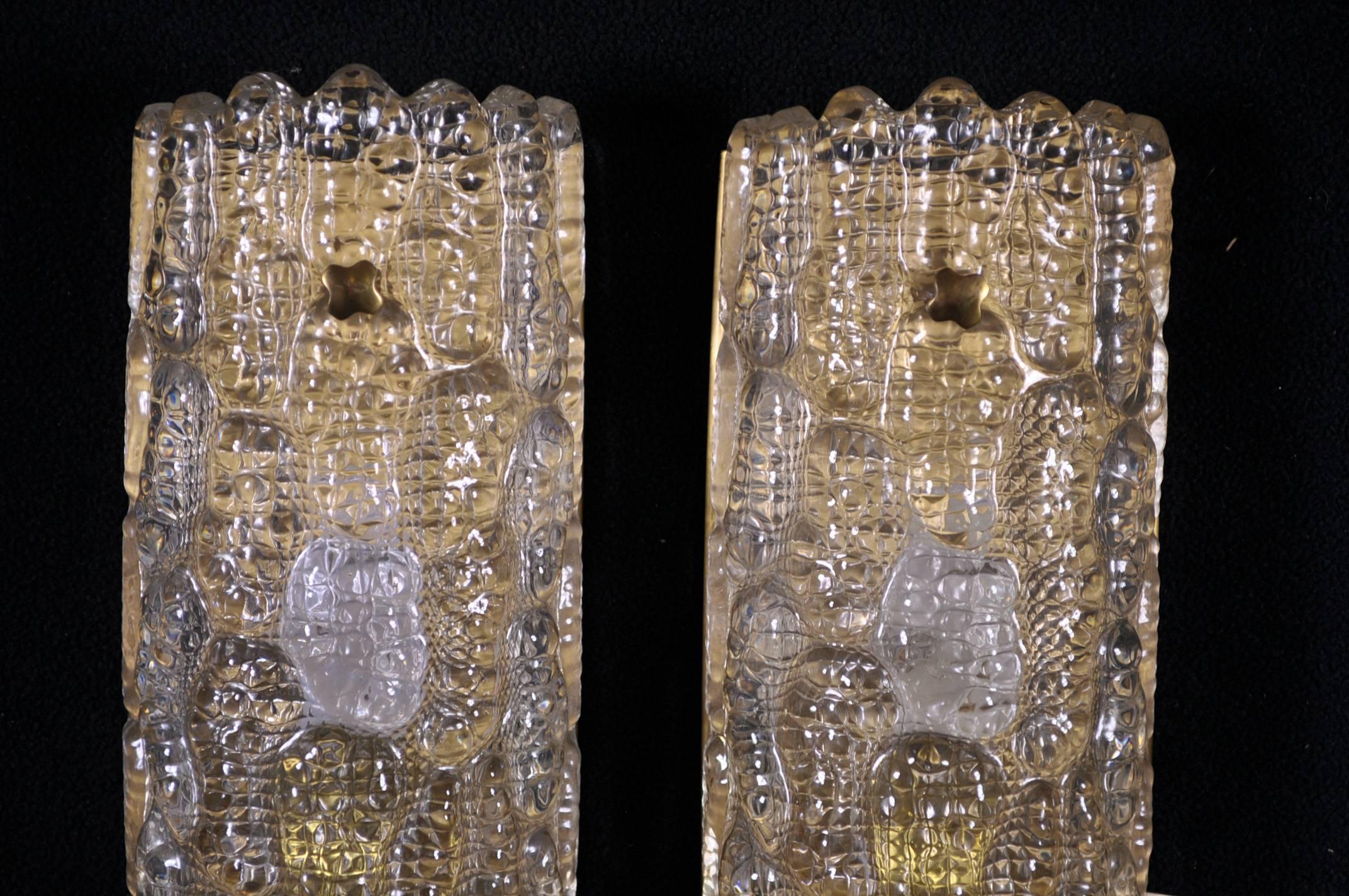 Rahmen aus Messing mit einer E14-Fassung, Kristallgläser mit zwei Schrauben befestigt. 
Entworfen von Carl Fagerlund in Schweden in den 1960er Jahren für die Glashütte Orrefors. Preis pro Leuchte.