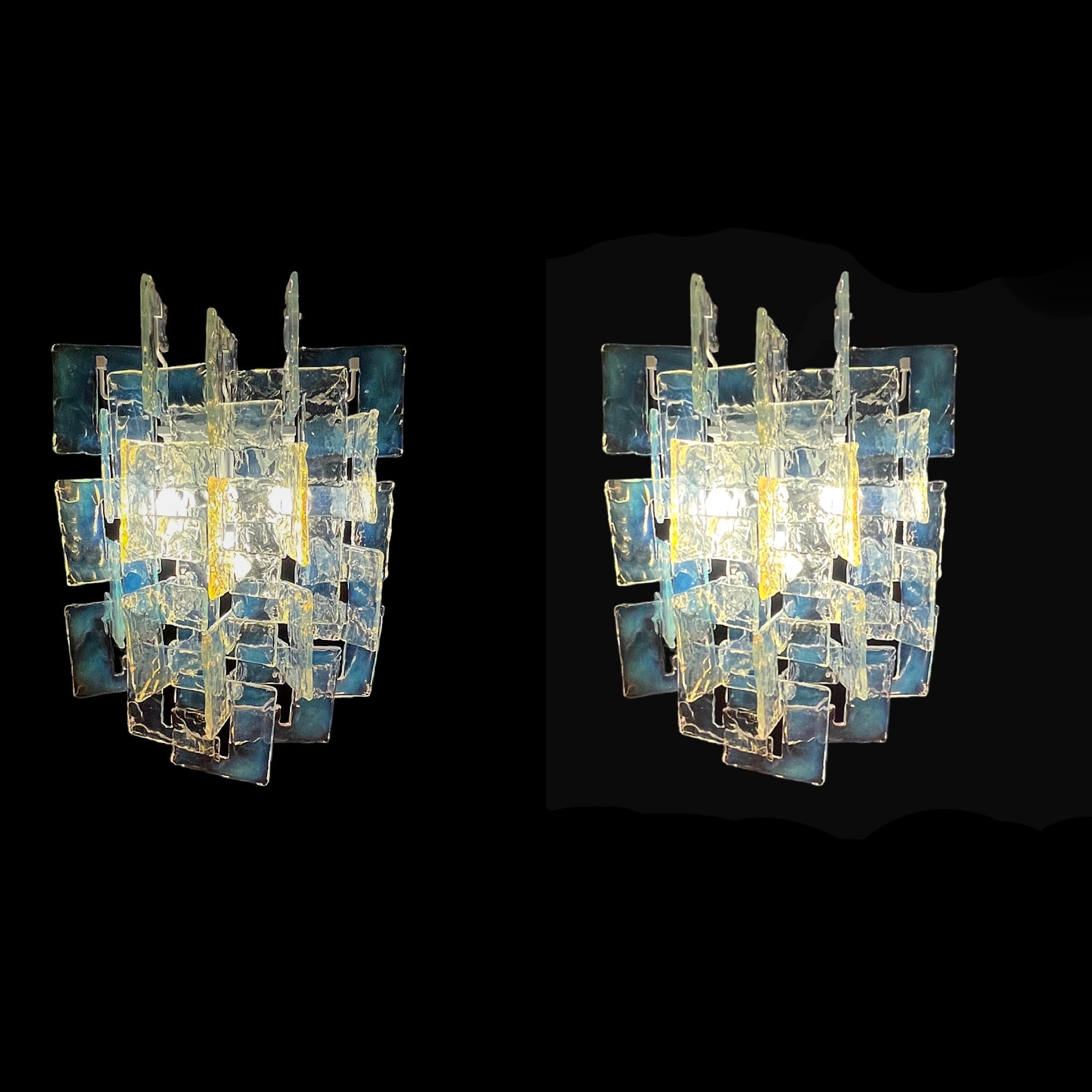 Ces magnifiques appliques, conçues par Carlo Nason pour la Mazzega Vertical D'Arte , Murano Venezia dans les années 1960, sont de véritables chefs-d'œuvre du verre de Murano. Elles sont composées de 56 pièces de verre soufflé à la main en forme de