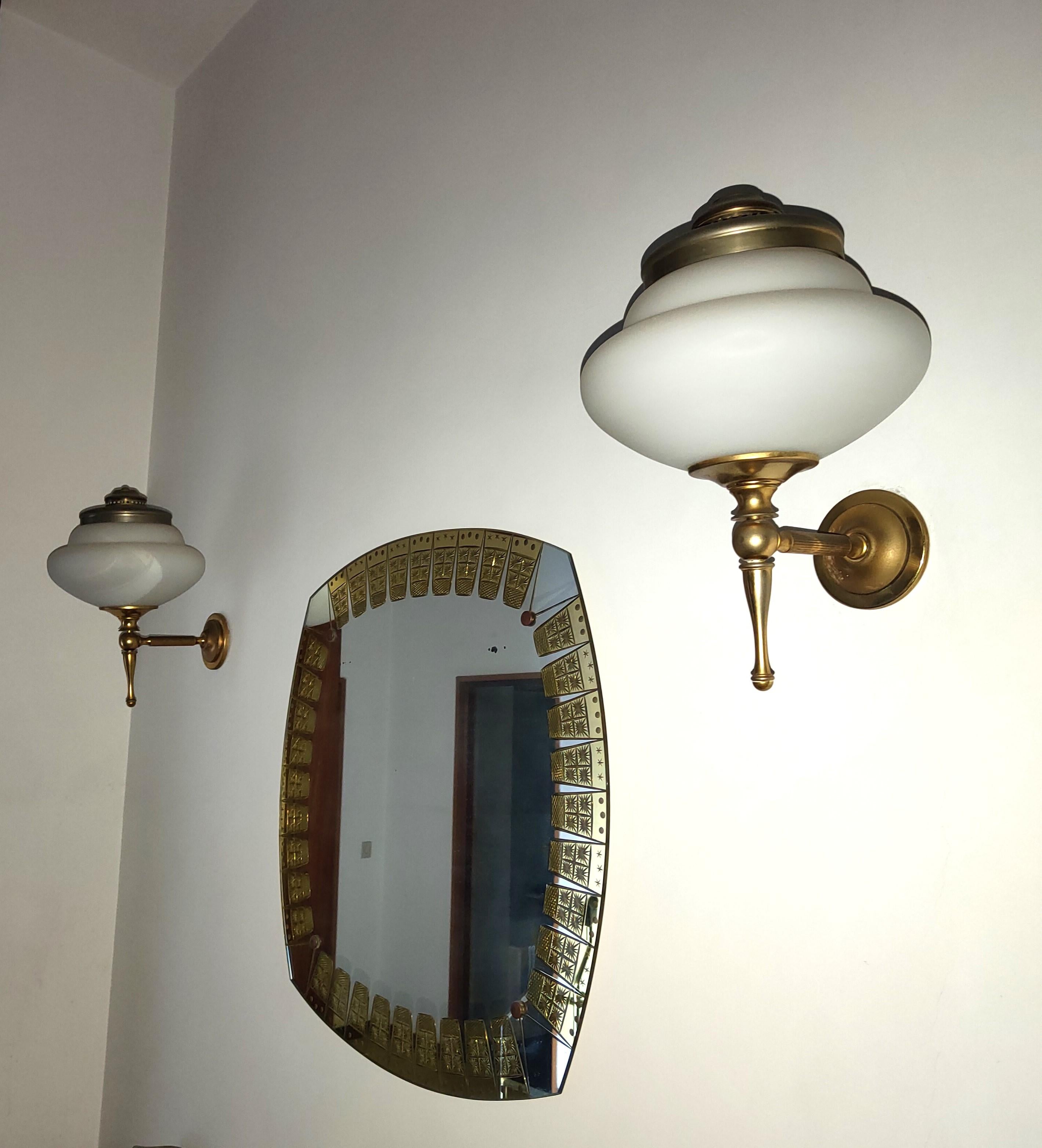 Wunderschönes Paar Wandleuchter, 1950 von Guglielmo Ulrich für Filc Milano entworfen, aus Messing mit einem Schirm aus weißem Opalglas.

wunderbar für alle, die ihrer Wohnung einen Hauch von Eleganz und Besonderheit verleihen wollen.

Höhe cm 40,
