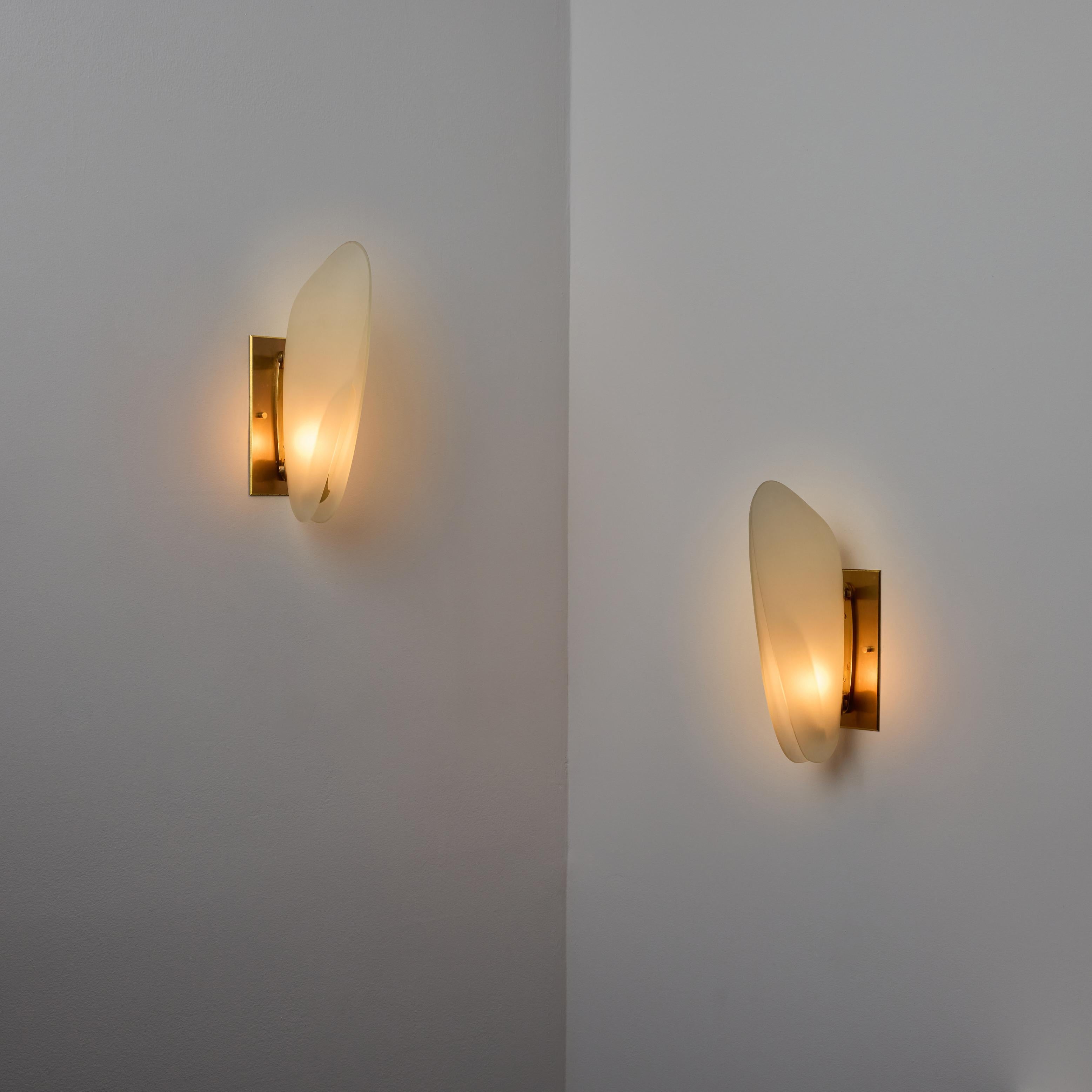 Pareja de apliques de Fontana Arte. Diseñado y fabricado en Italia, hacia los años cincuenta. (modelo pendiente) 

Este precioso par de apliques considera dos paneles de cristal oblongo prensado y un tercer pétalo difusor interior de cristal. Las