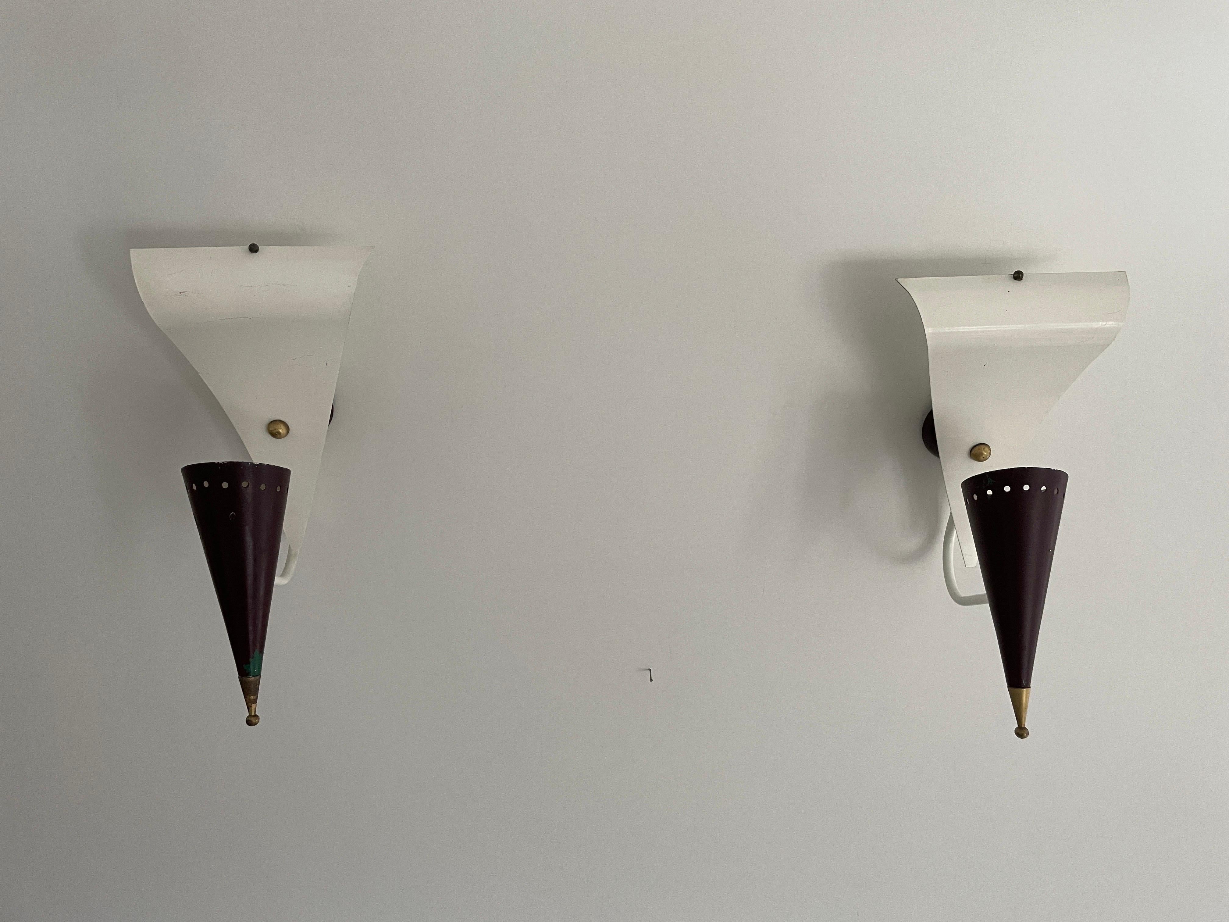 Paire d'appliques par Gilardi & Barzaghi, années 1950, Italie

Les lampes sont en très bon état. 

Laiton émaillé violet et aluminium avec pièce en laiton.

Cette lampe fonctionne avec  Ampoules E14. 
Câblé et adapté à une utilisation avec 220V et