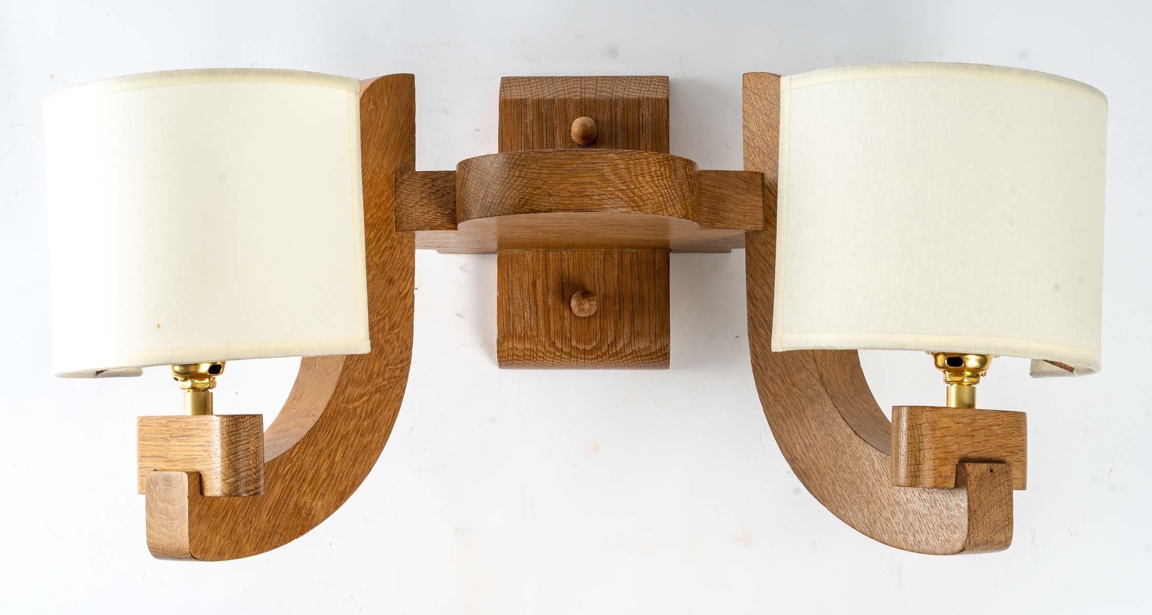 Pair of sconces by Guillerme et Chambron, 1960, oak, 2 lights.
Measures: H: 30 cm, W: 50 cm, D: 25 cm.