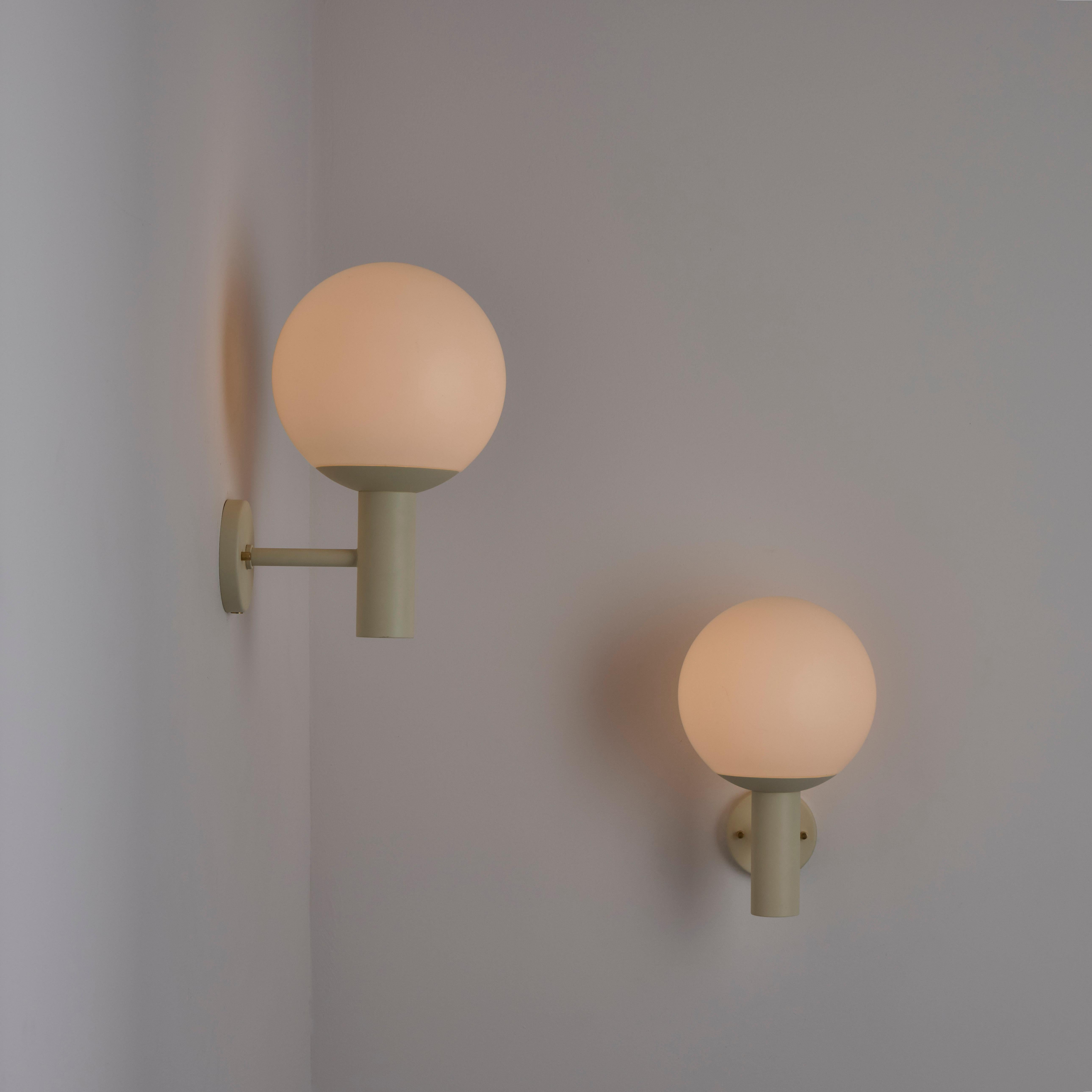 Coppia di applique RAAK. Progettato e prodotto in Italia, intorno agli anni '1960. Finitura smaltata in bianco sporco e diffusori in vetro smerigliato.

Si consiglia una lampadina E26 da 40w al massimo per ogni applique. Cablato per gli standard