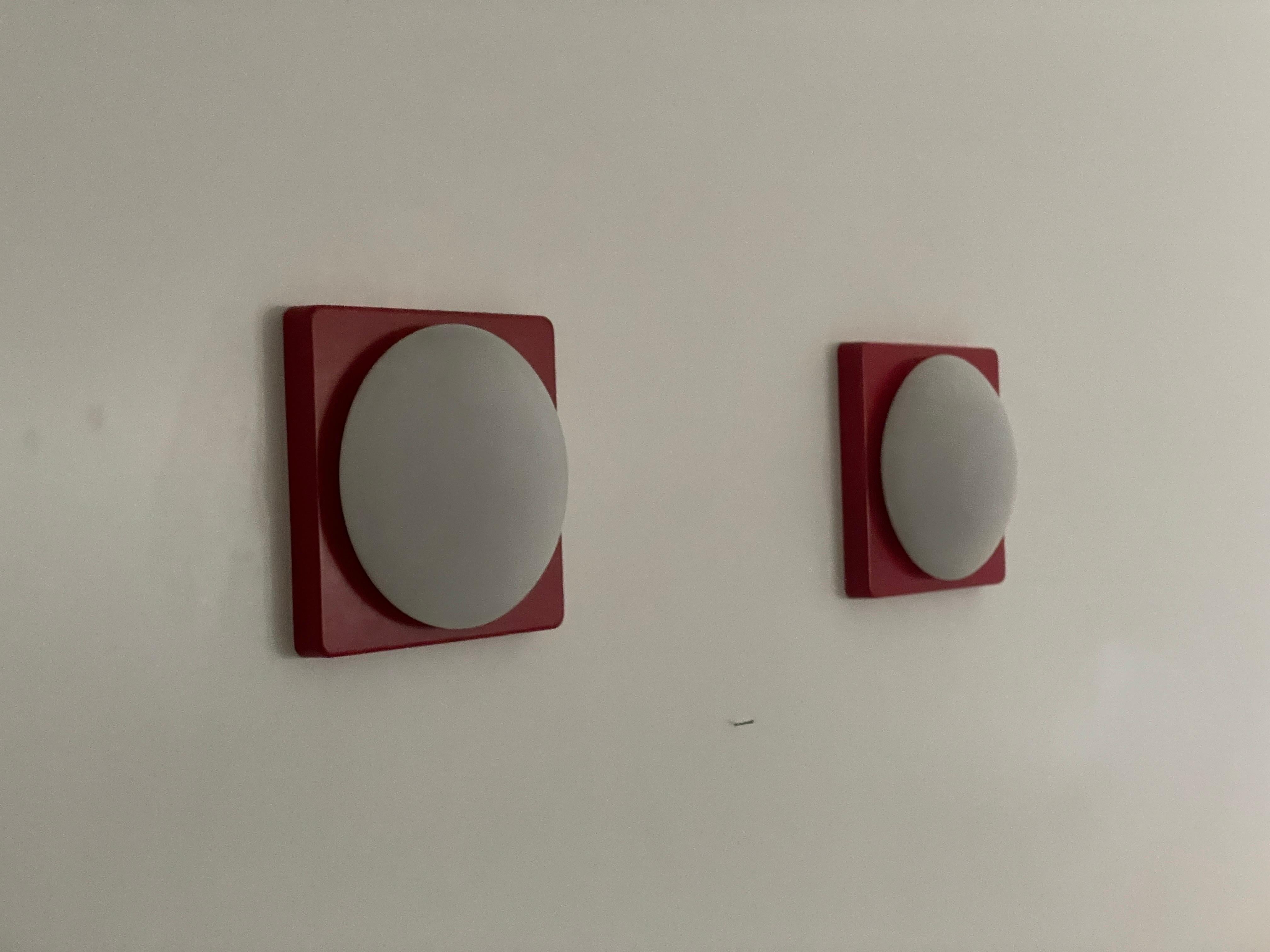 Pareja de lámparas de pared o techo Pop Art rojas de Rolf Krüger para Heinz Neuhaus Leuchten, años 70, Alemania
2 pares disponibles
La pantalla está en muy buen estado vintage.

Esta lámpara funciona con bombillas E14. 
Con cable y apto para su uso