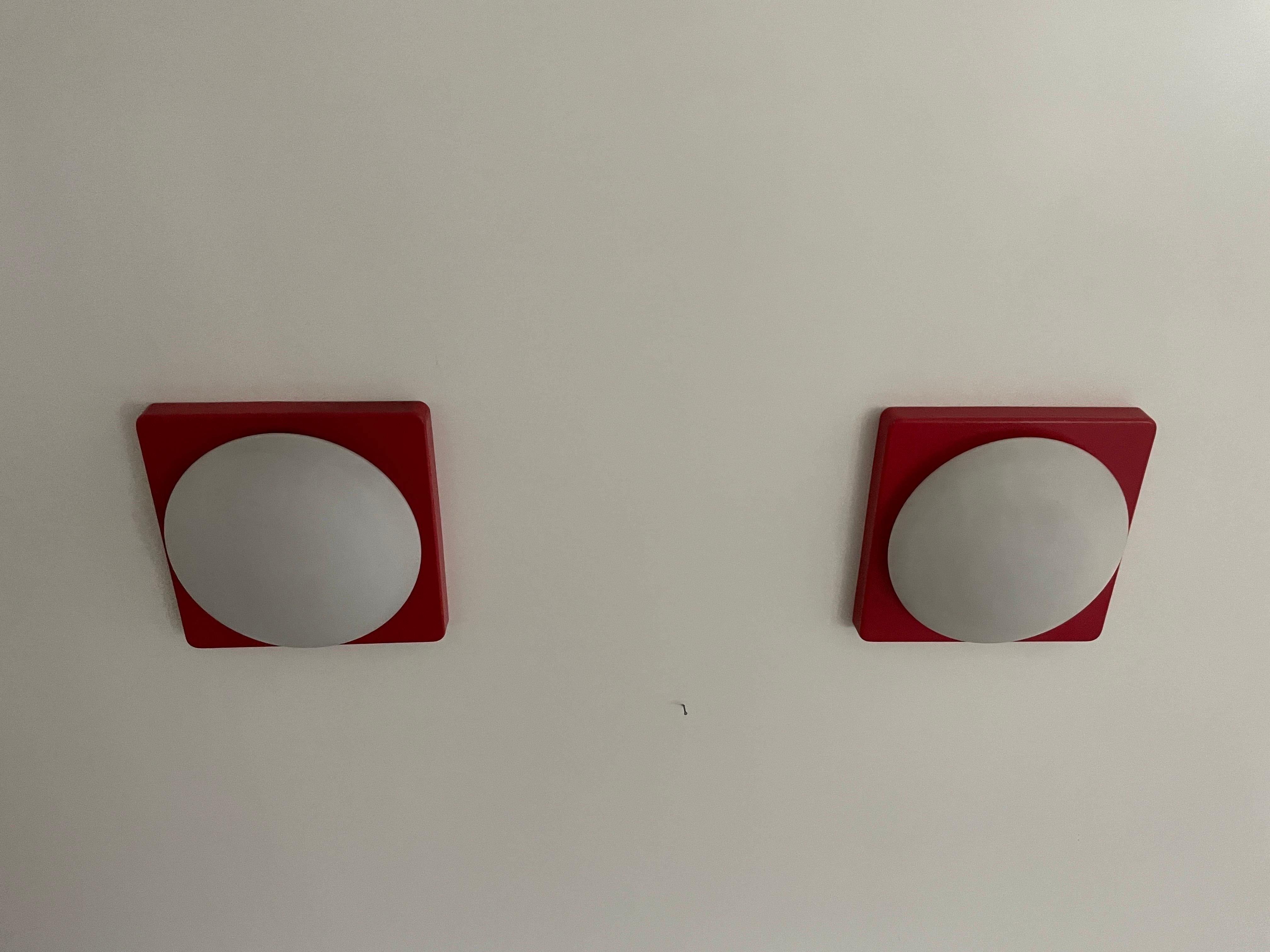 Pareja de apliques de Rolf Krüger para Heinz Neuhaus Leuchten, años 70, Alemania Vidrio opalino en venta