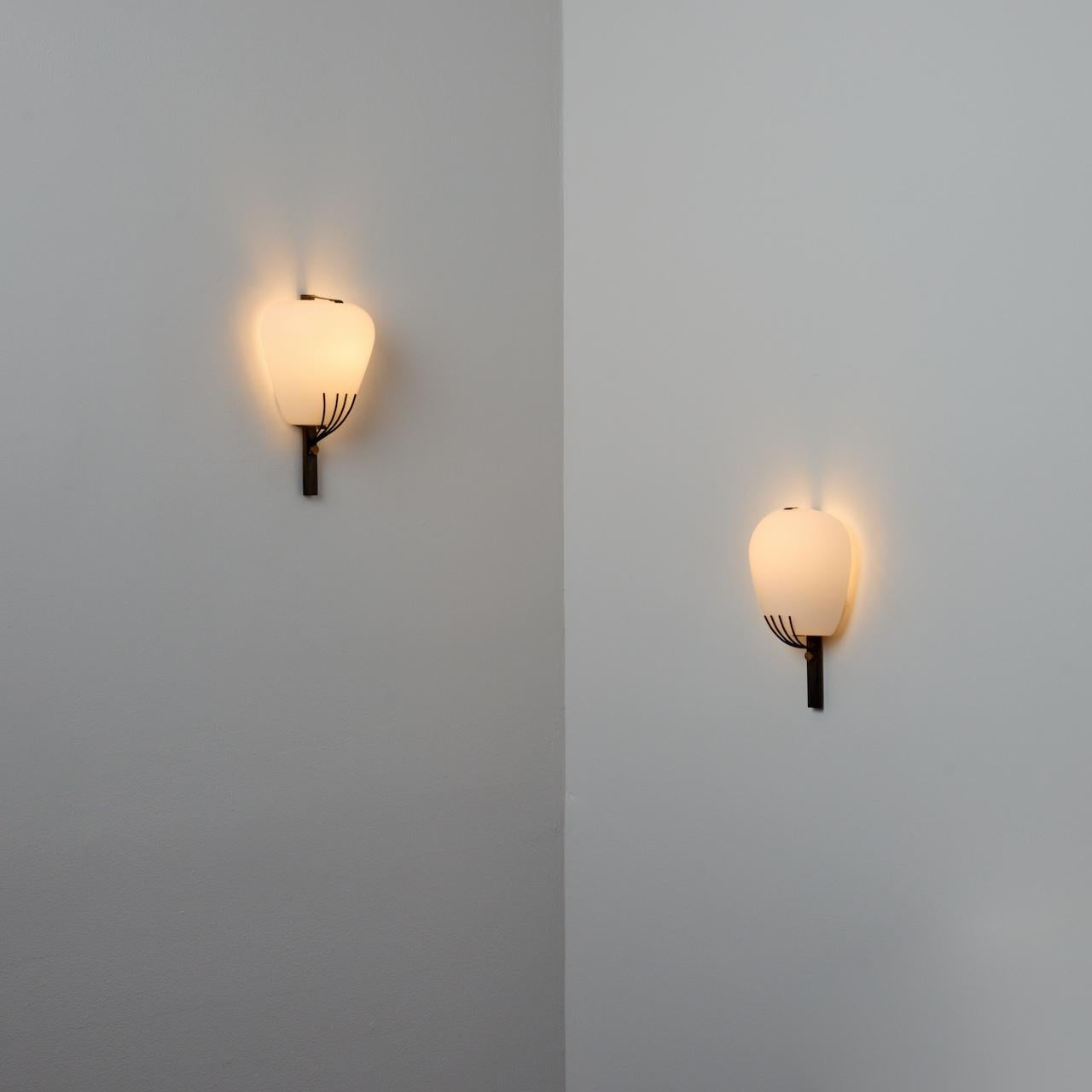 Pareja de apliques de Stilnovo (IT, c. 1950). Soporte de cristal estilo tridente de latón con difusor opal esmerilado. Una sola toma de tipo E14, adaptada para EE.UU. Recomendamos una sola bombilla de 25-40 vatios como máximo o su equivalente en