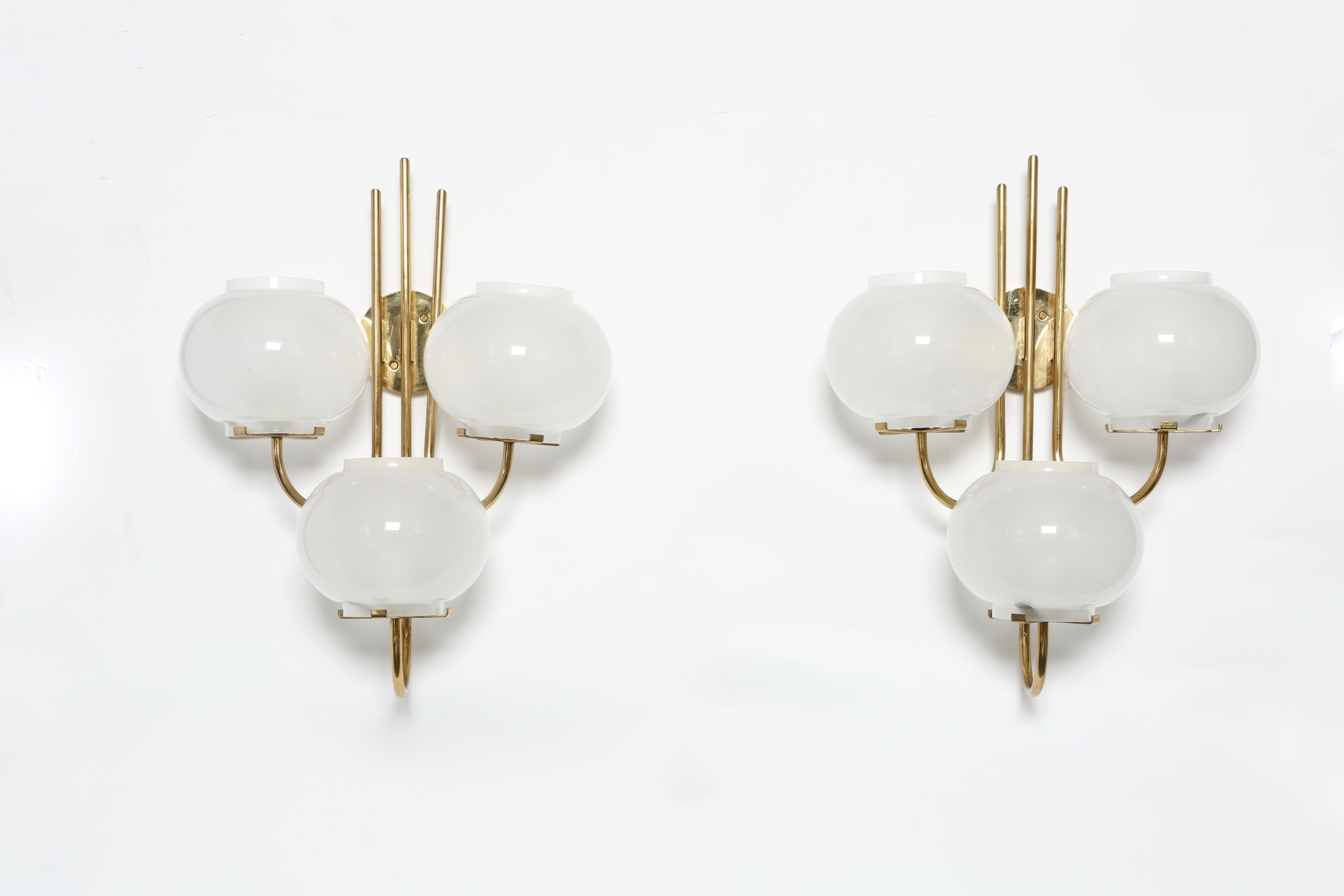 Mid-Century Modern Pair of sconces by Tito Agnoli for Oluce For Sale