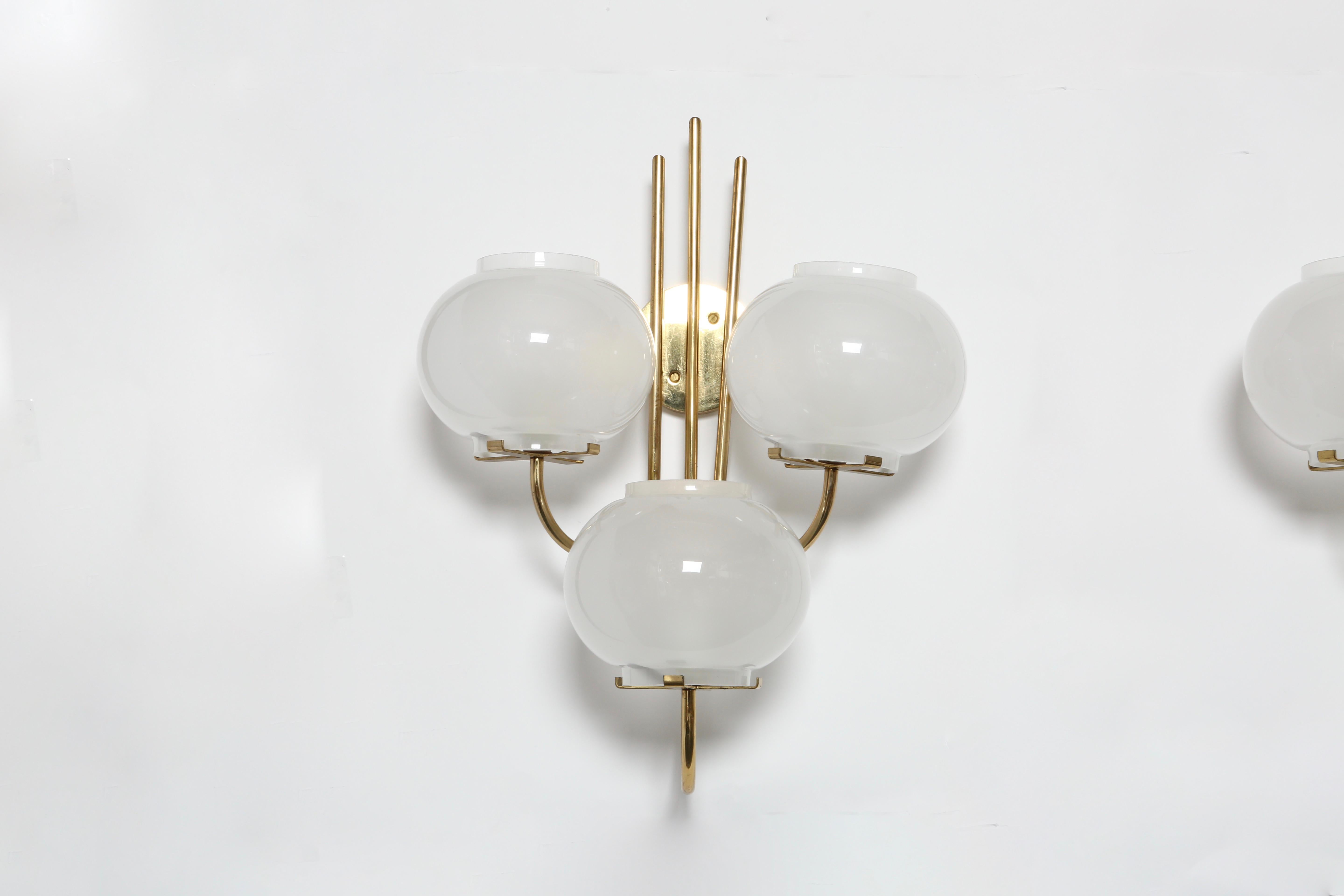 Pair of sconces by Tito Agnoli for Oluce In Good Condition For Sale In Brooklyn, NY