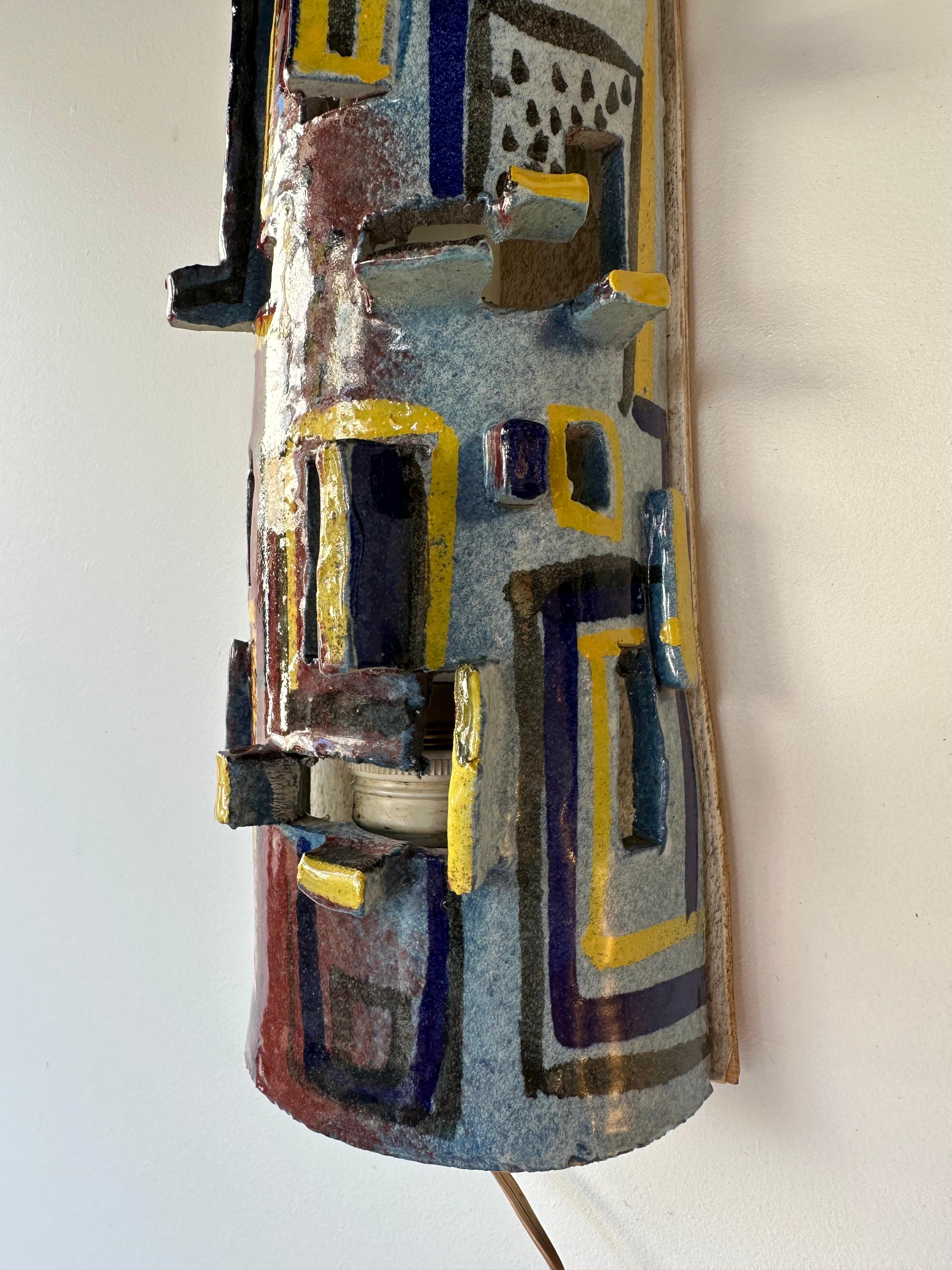 Coppia di applique Scultura in ceramica smaltata. Italia, anni '60 in vendita 1