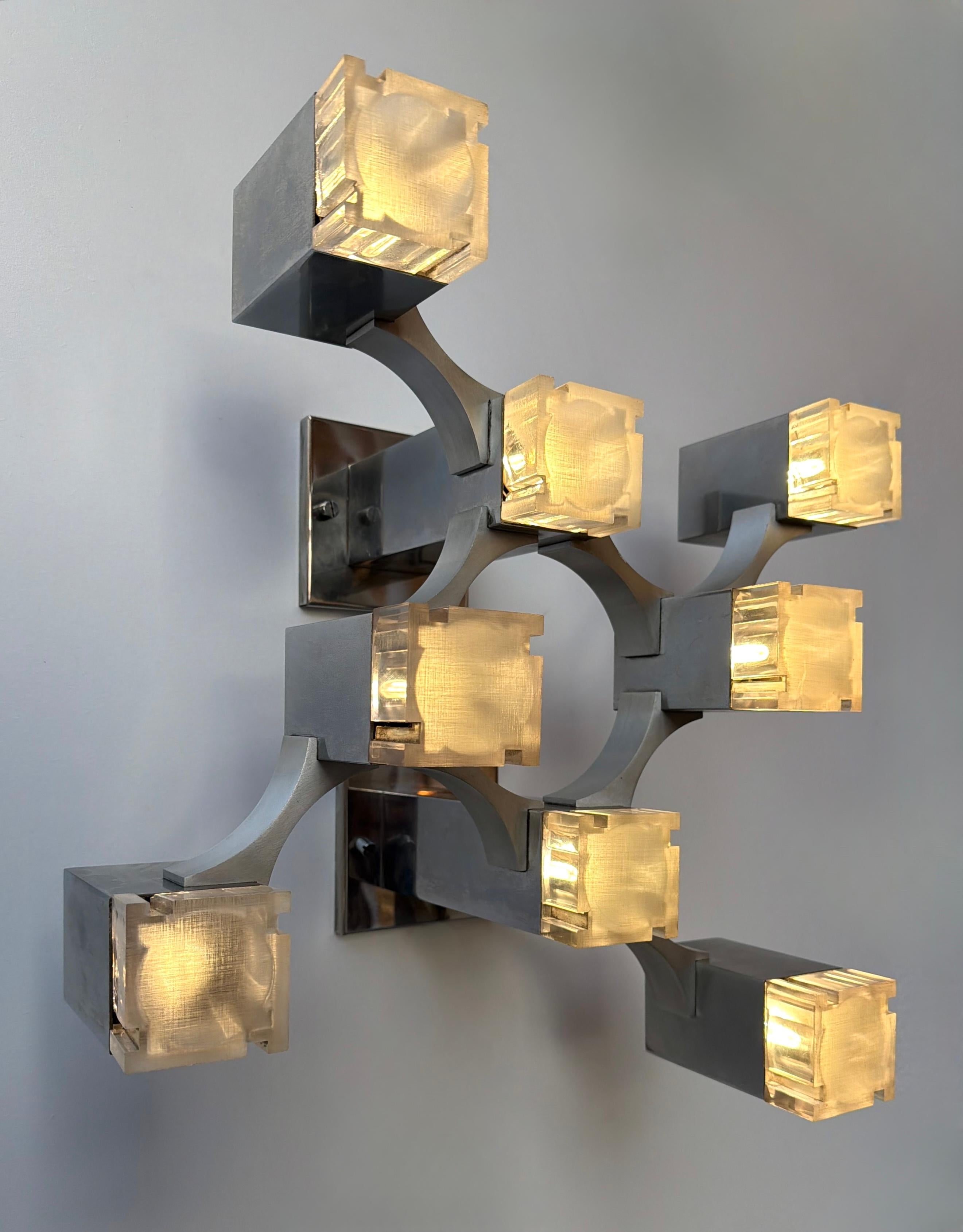 Coppia di applique da parete o lampade da incasso modello Cubic del designer Gaetano Sciolari. Timbro di fabbricazione originale,  Cubo in metallo cromato e diffusore in lucite. Famoso design italiano come Reggiani, Carlo Nason, Artemide,