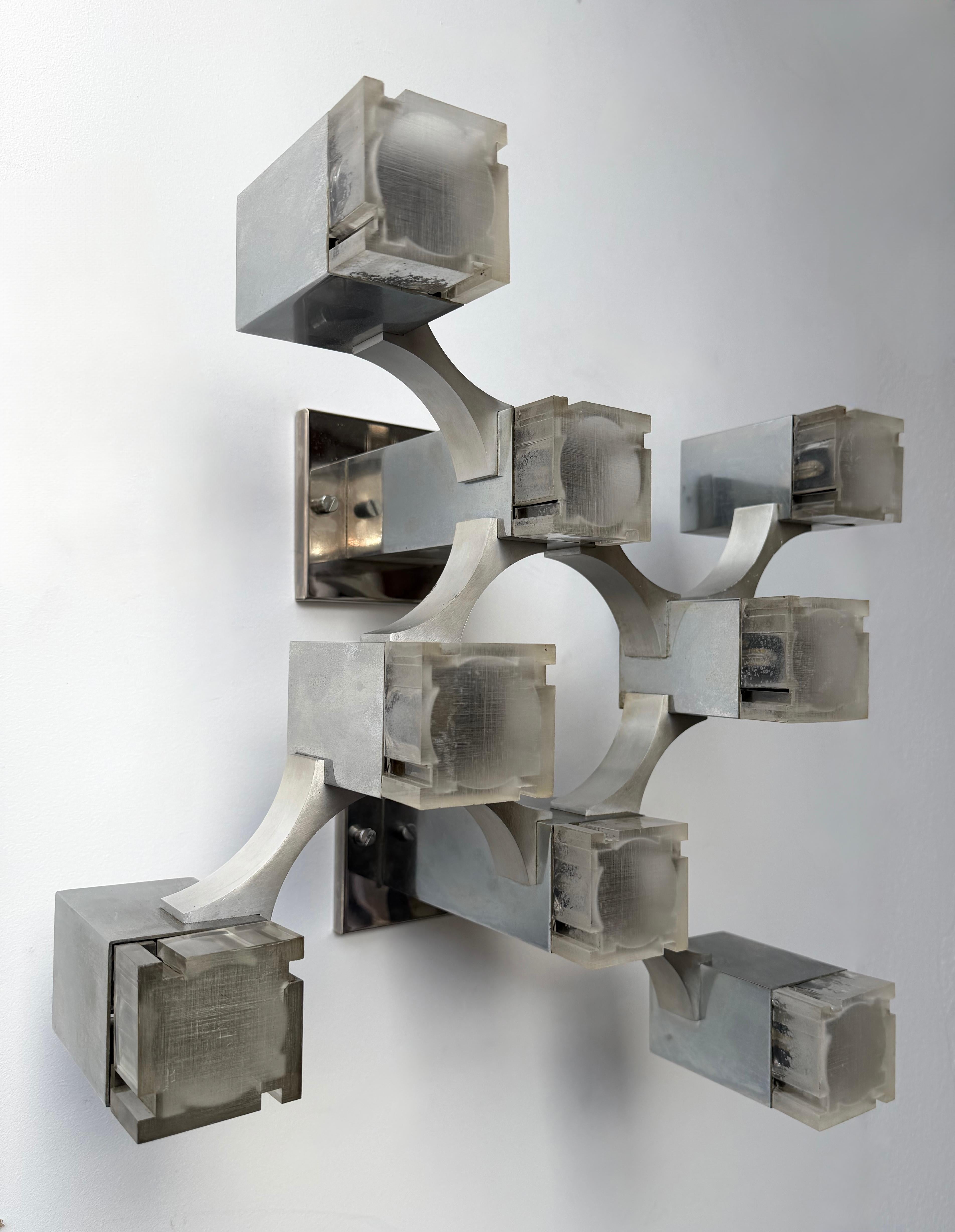 Mid-Century moderno Coppia di applique cubiche in metallo, cromo e lucite di Sciolari, Italia, anni '70 in vendita