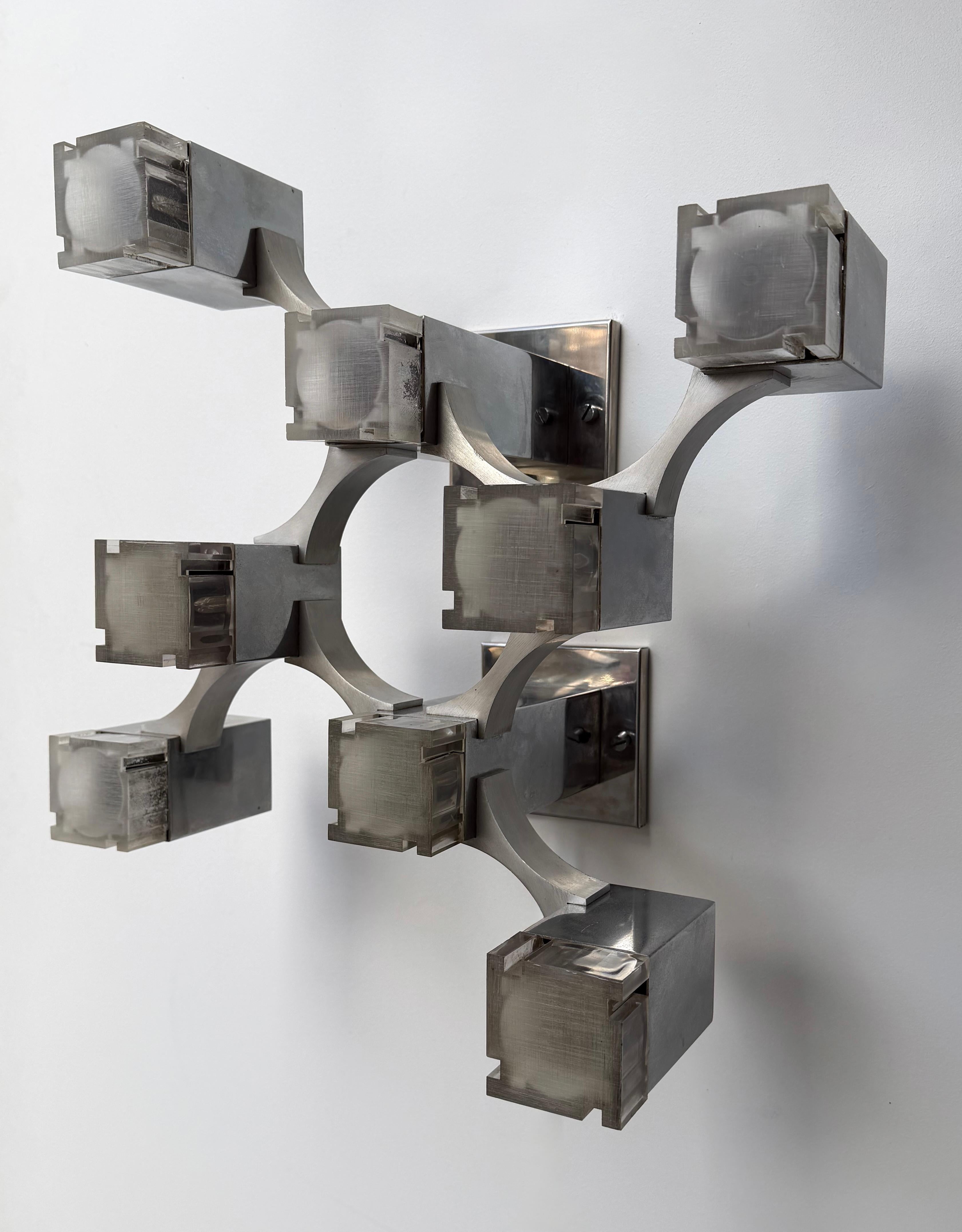 Italiano Coppia di applique cubiche in metallo, cromo e lucite di Sciolari, Italia, anni '70 in vendita