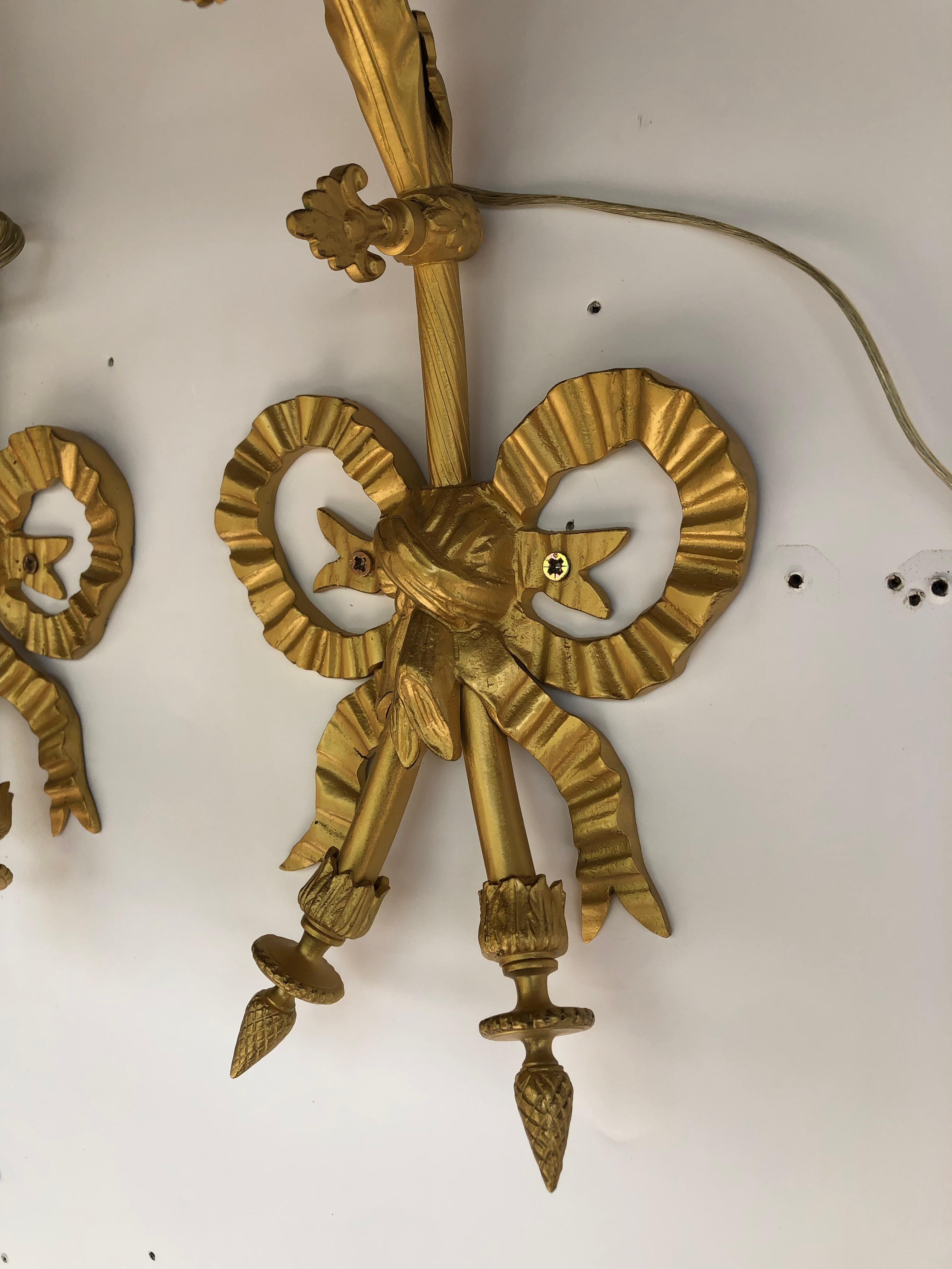 Bronze sconces around 1900 in the Louis XVI style.
Opalescent glass tulips.
Walls originally in gas and confertis in electricity.
In very good condition and electrified.
One of the tulips has small chips

Width: 15 cm
Height: 35 cm
Depth: 30
