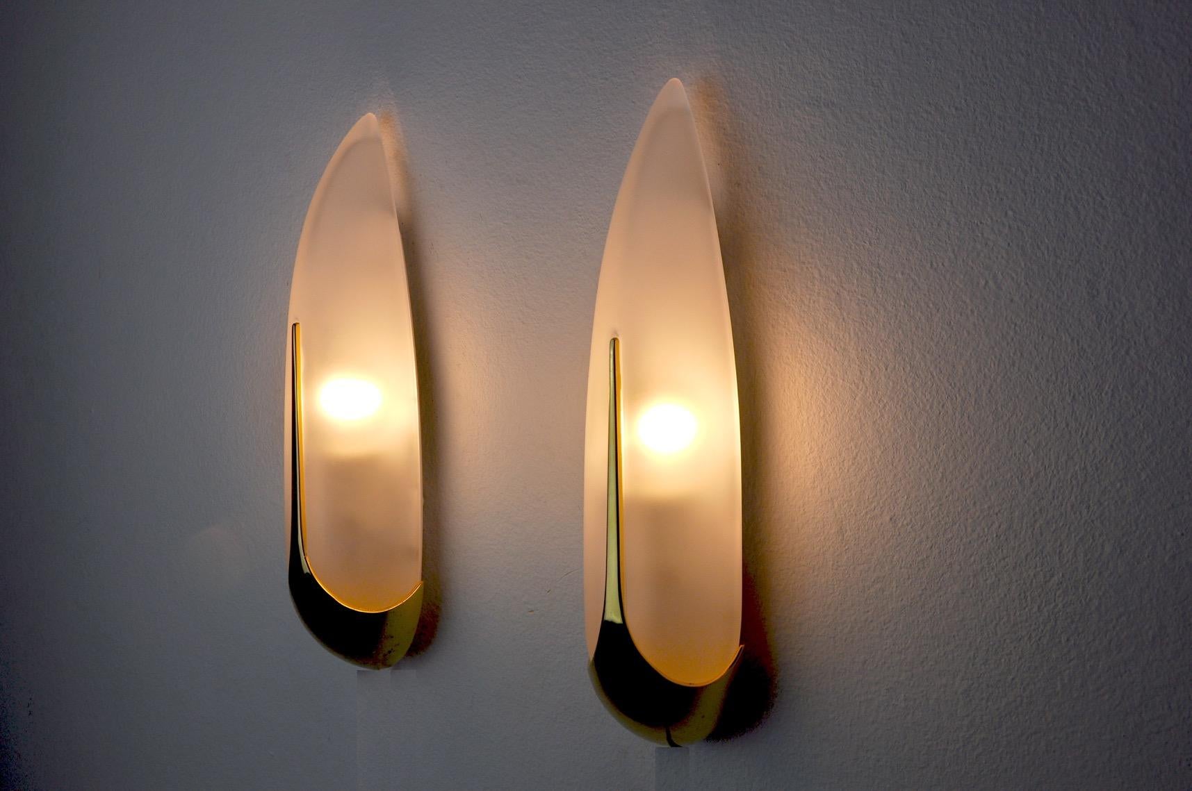 Very beautiful pair of ideate wall lamp designated and produced in Spain in the 80s.
Smoked glass and gilded metal structure in the shape of golden ears.
Unique design object that will illuminate wonderfully and bring a real design touch to your
