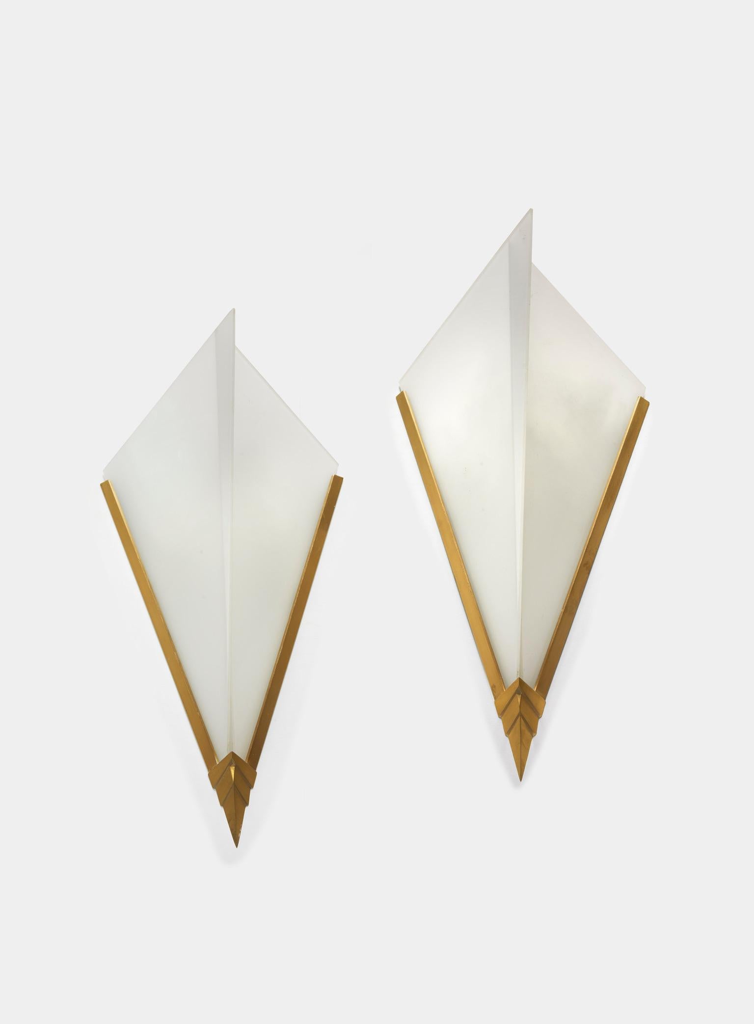 Brass frame forming a V with a pyramidal base stylized by three small solid sides, framing milky white glass slats.
Signed: J. PERZEL, Perzel (embossed).