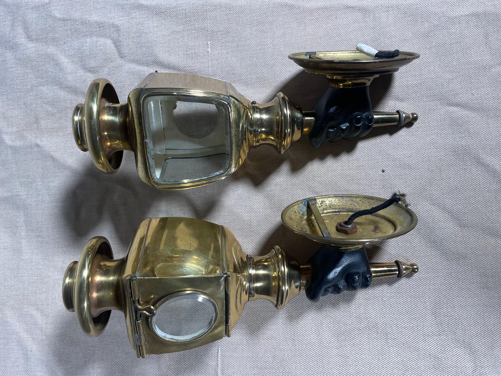 lovely pair of brass sconces in the form of a lantern from the 19th century

Interesting model with a cast iron hand which grips the lantern
Very beautiful little very decorative model

In superb condition and beautiful patina