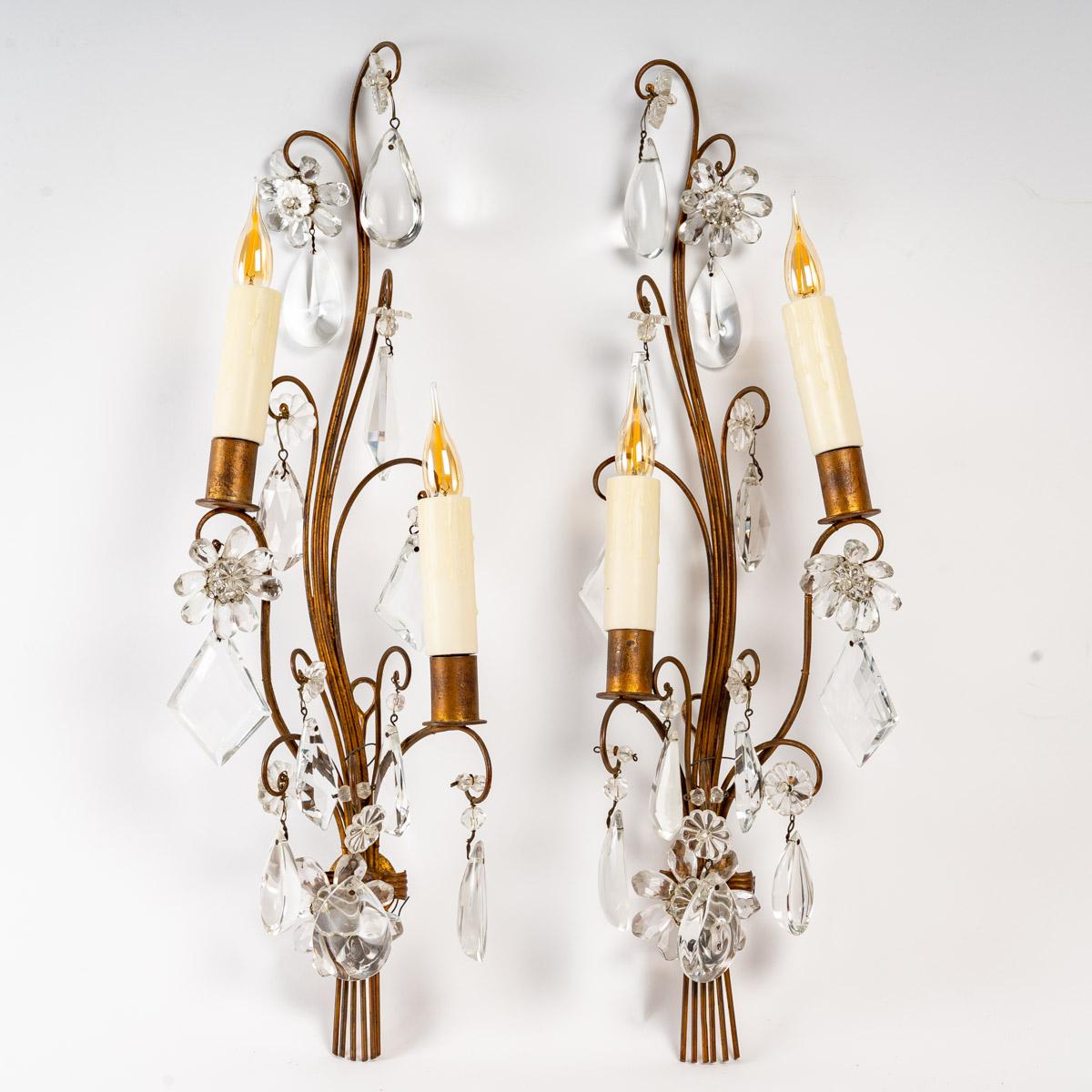 Pair of gilt metal sconces from the Baguès house with 2 lights, mid 20th century, crystal pampille.
H: 60 cm, W: 18 cm, D: 10 cm
ref SM0704