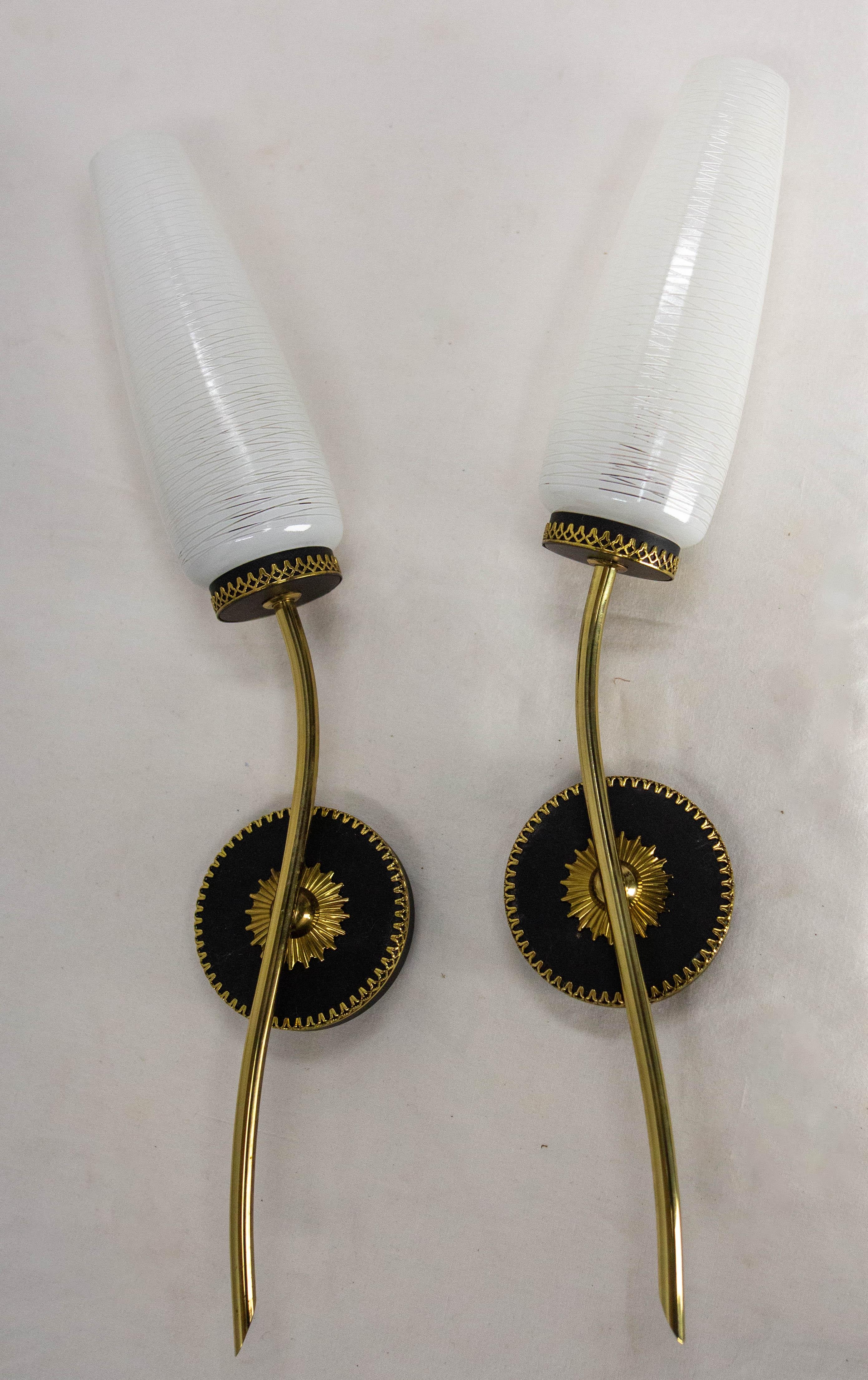 Applique da parete francesi nere con coppia di luci cromate dorate
Luci da parete
Realizzato intorno al 1960 in stile Arlus

Buono stato

Spedizione: P 12 / 12 / H 43 cm 0,6 kg.