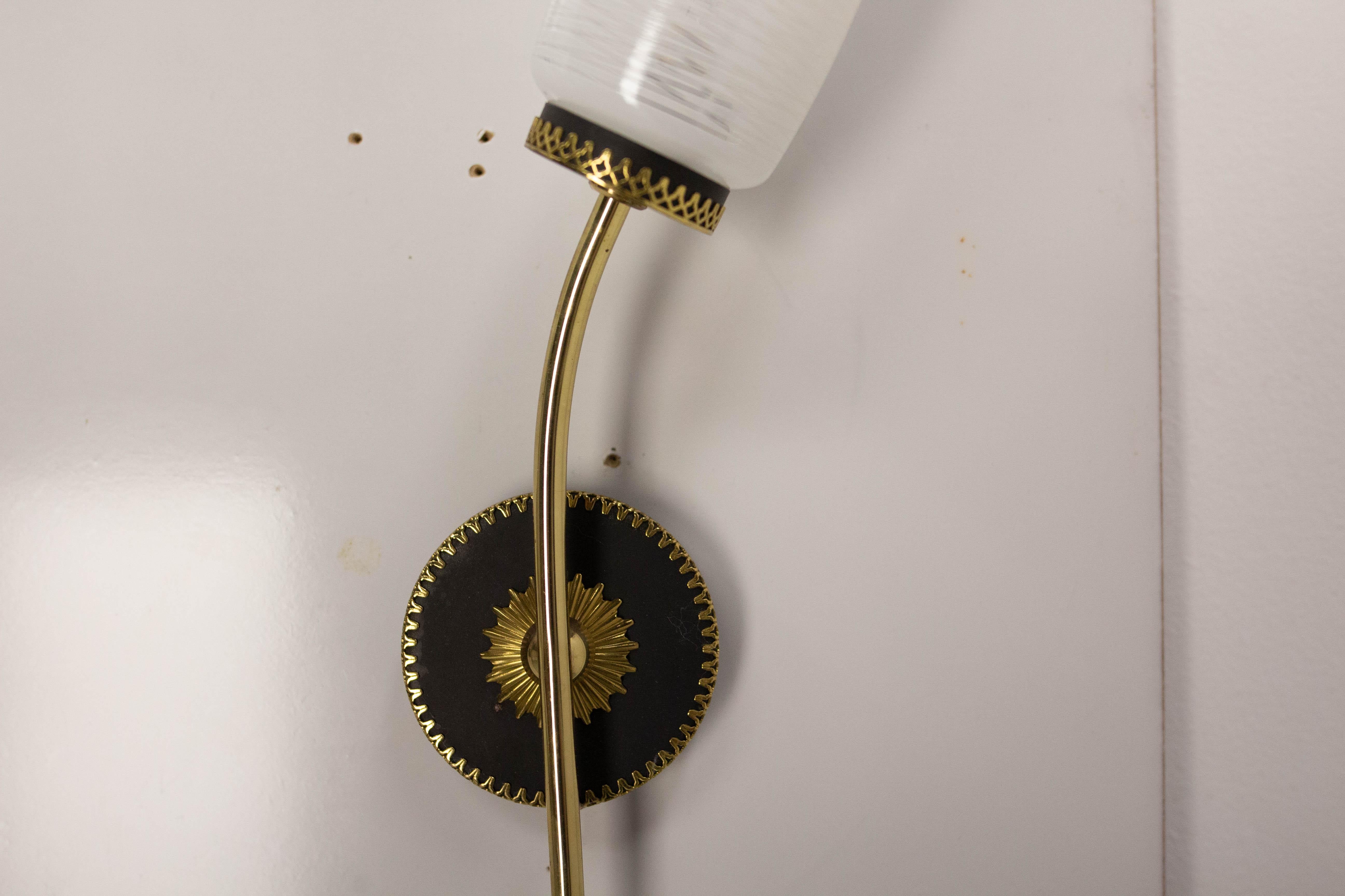 Coppia di appliques in vetro nero e cromo dorato circa 1960 Stile Arlus Francia In condizioni buone in vendita a Labrit, Landes