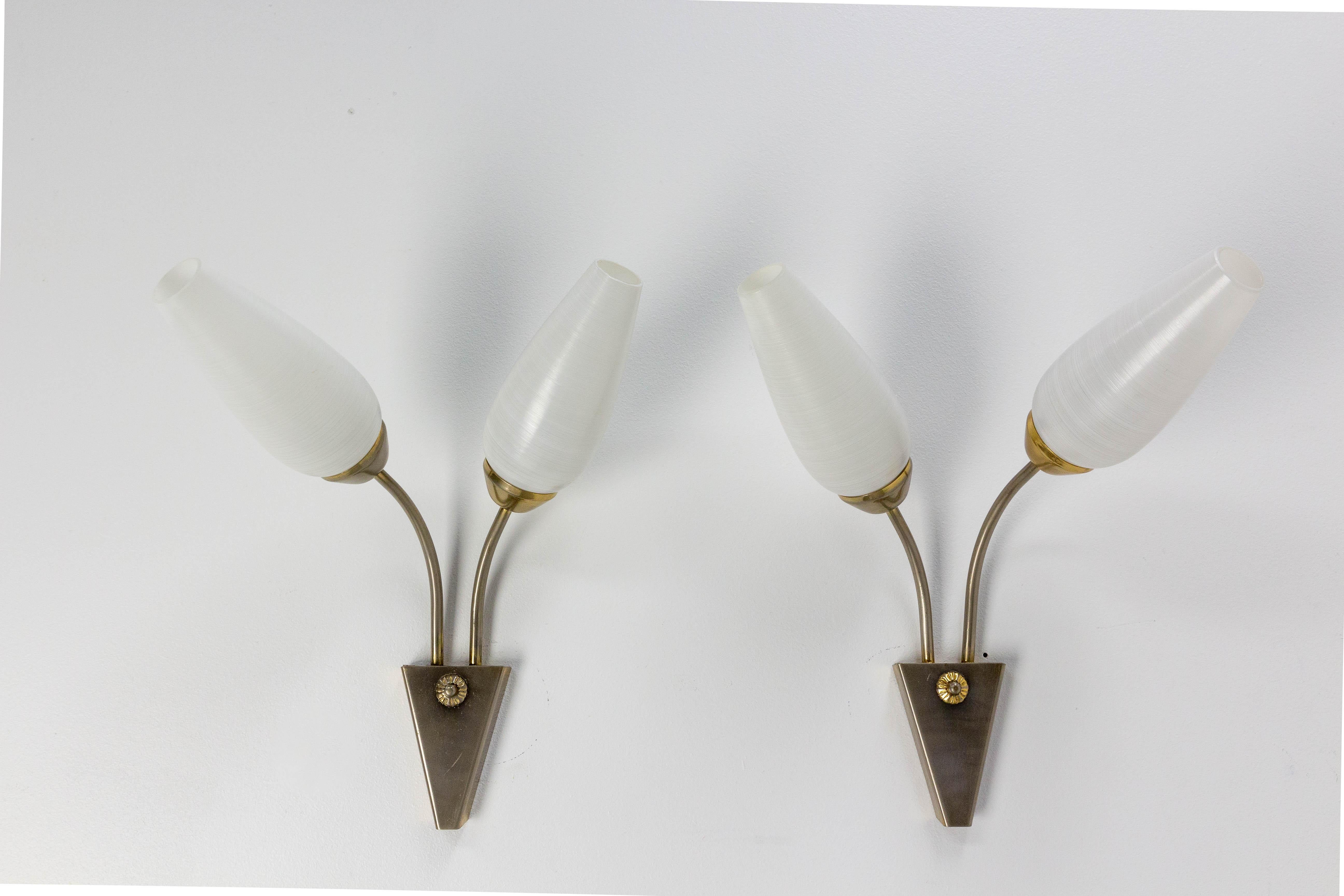 French wall sconces chrome and frozen glass pair of sconces with two lights
Wall lights
Made circa 1960

Good condition

Shipping: 29/26/32 2KG