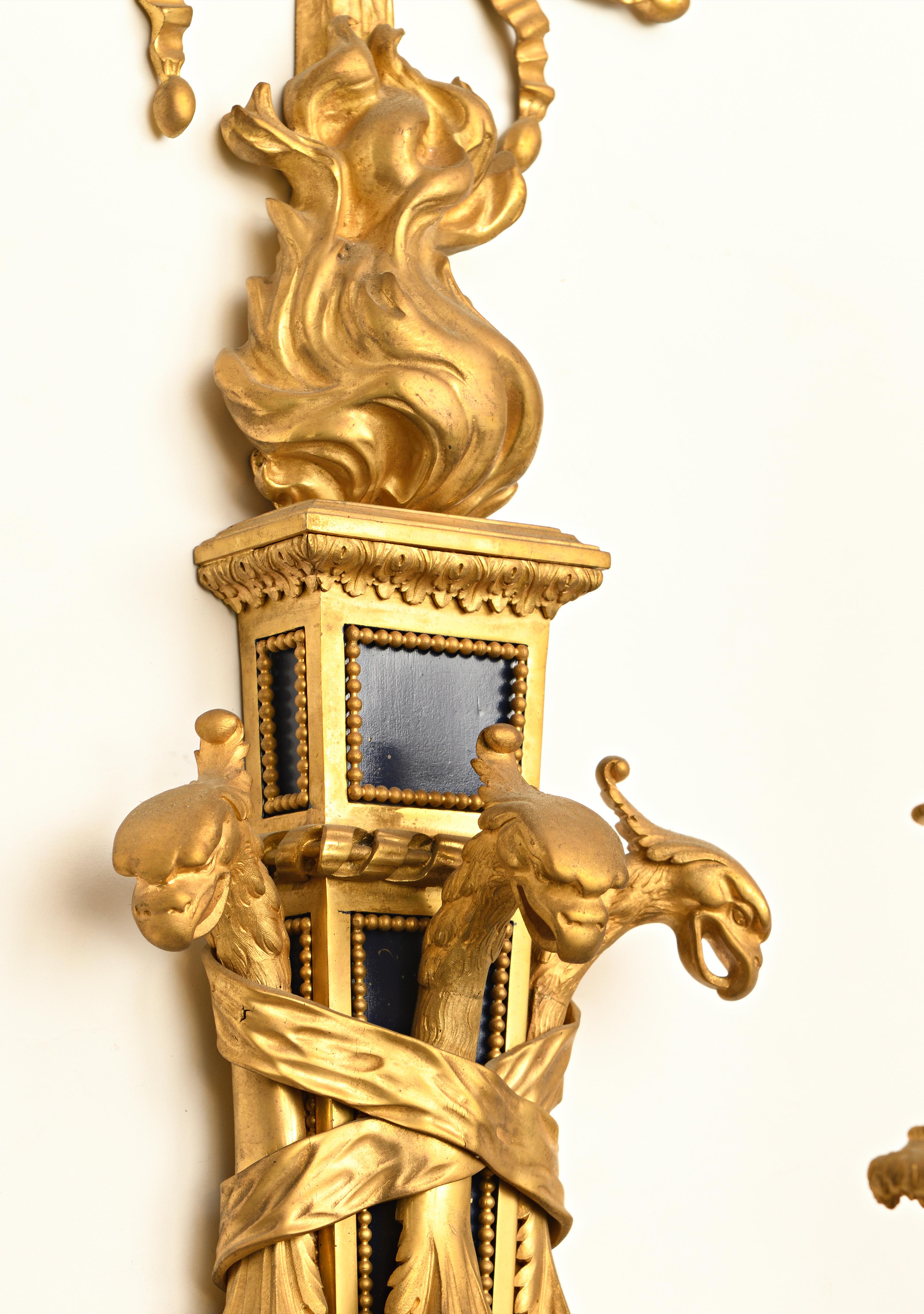 Paar Wandleuchter, vergoldete Bronze, 3 Lichter (Louis XVI.) im Angebot