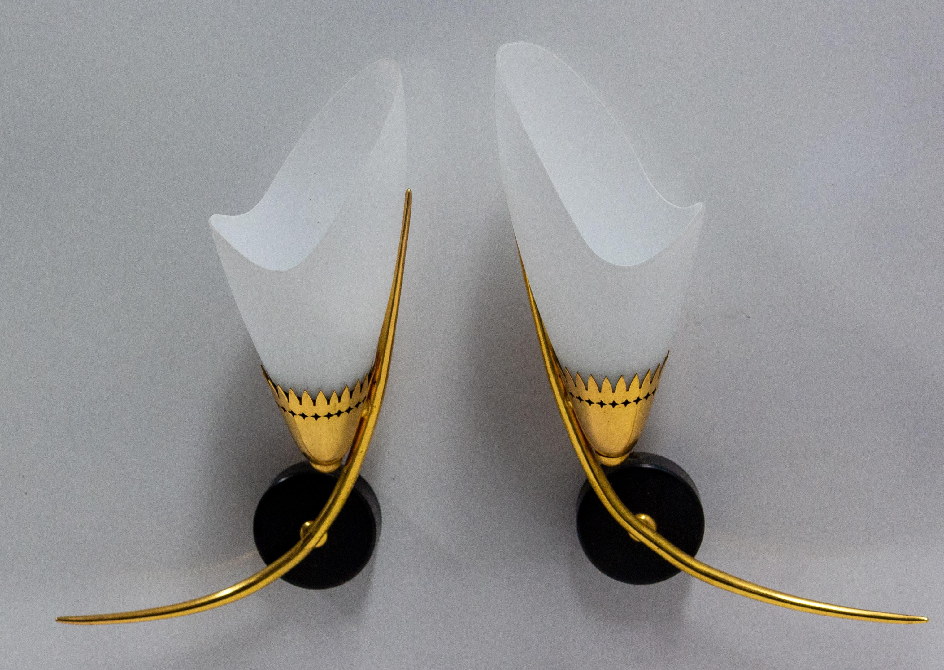 French wall sconces Black with golden chrome pair of lights
Wall Light 
Made circa 1960

Good condition

Shipping: P 11.5 / L 19 / H 20 cm 0.7 kg.