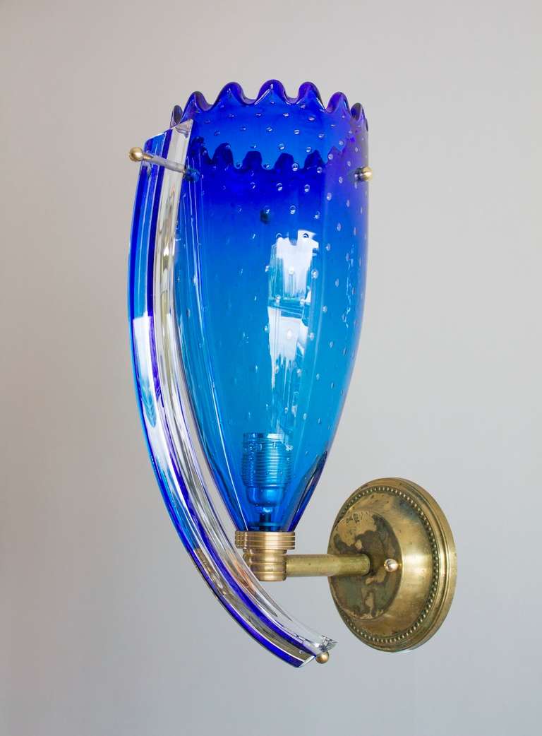 Mid-Century Modern Paire d'appliques en verre de Murano soufflé de couleur bleue, années 1960, Italie en vente