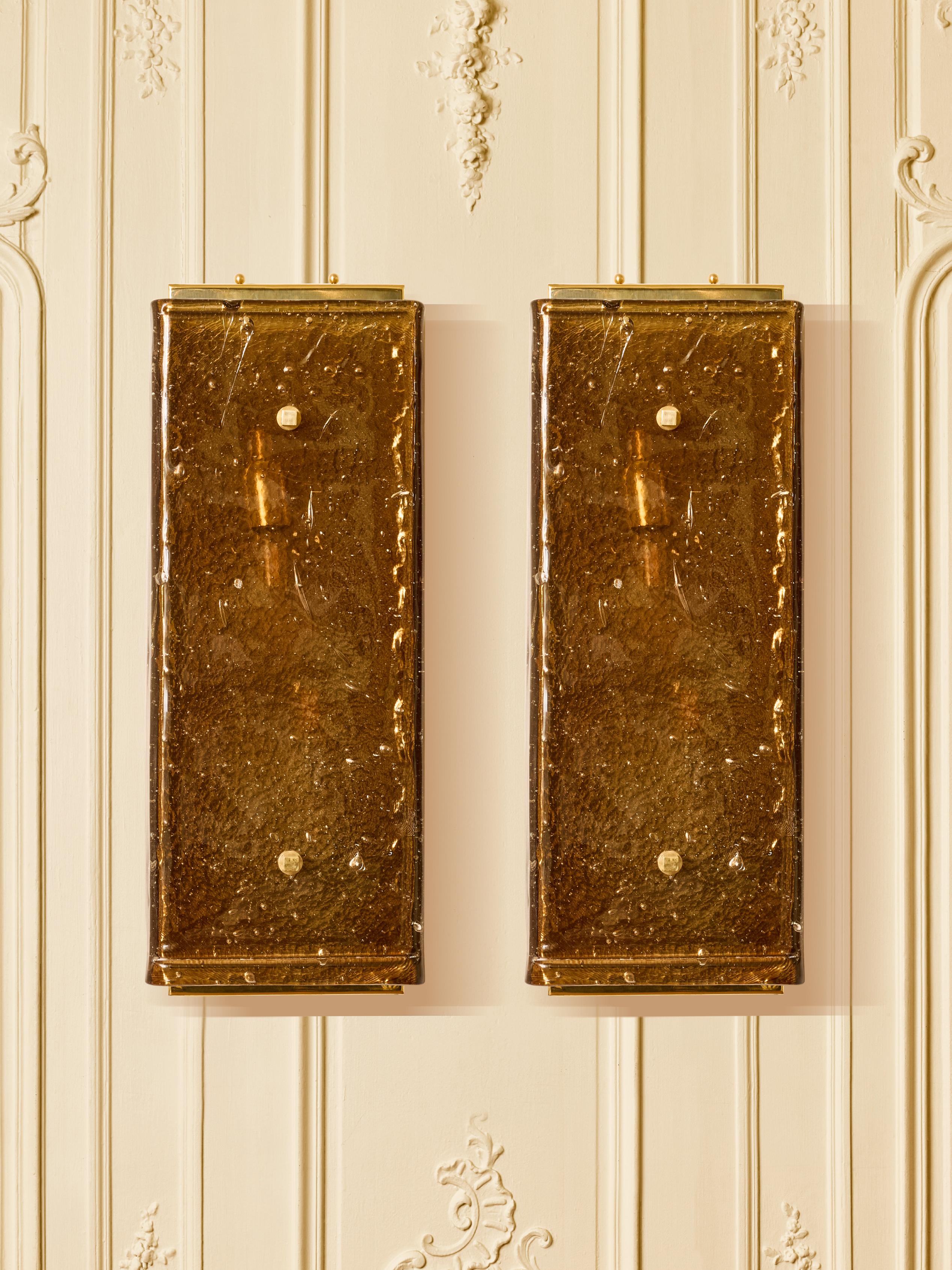 Pareja de apliques de latón con cristal de Murano esculpido y tintado.
Creación de Studio Glustin.
italia, 2025.