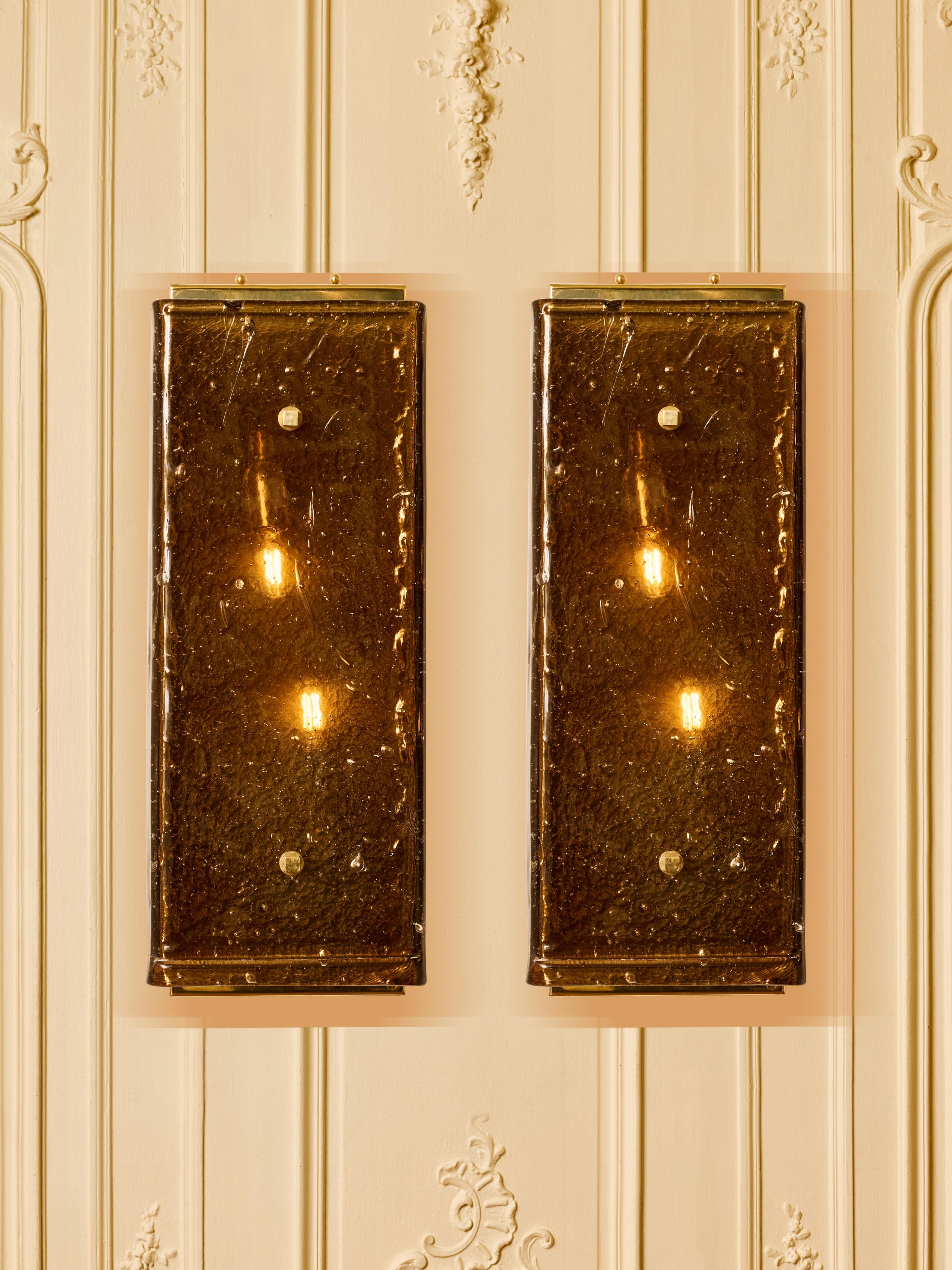Pareja de apliques de latón y cristal de Murano ámbar de Studio Glustin Moderno de mediados de siglo en venta