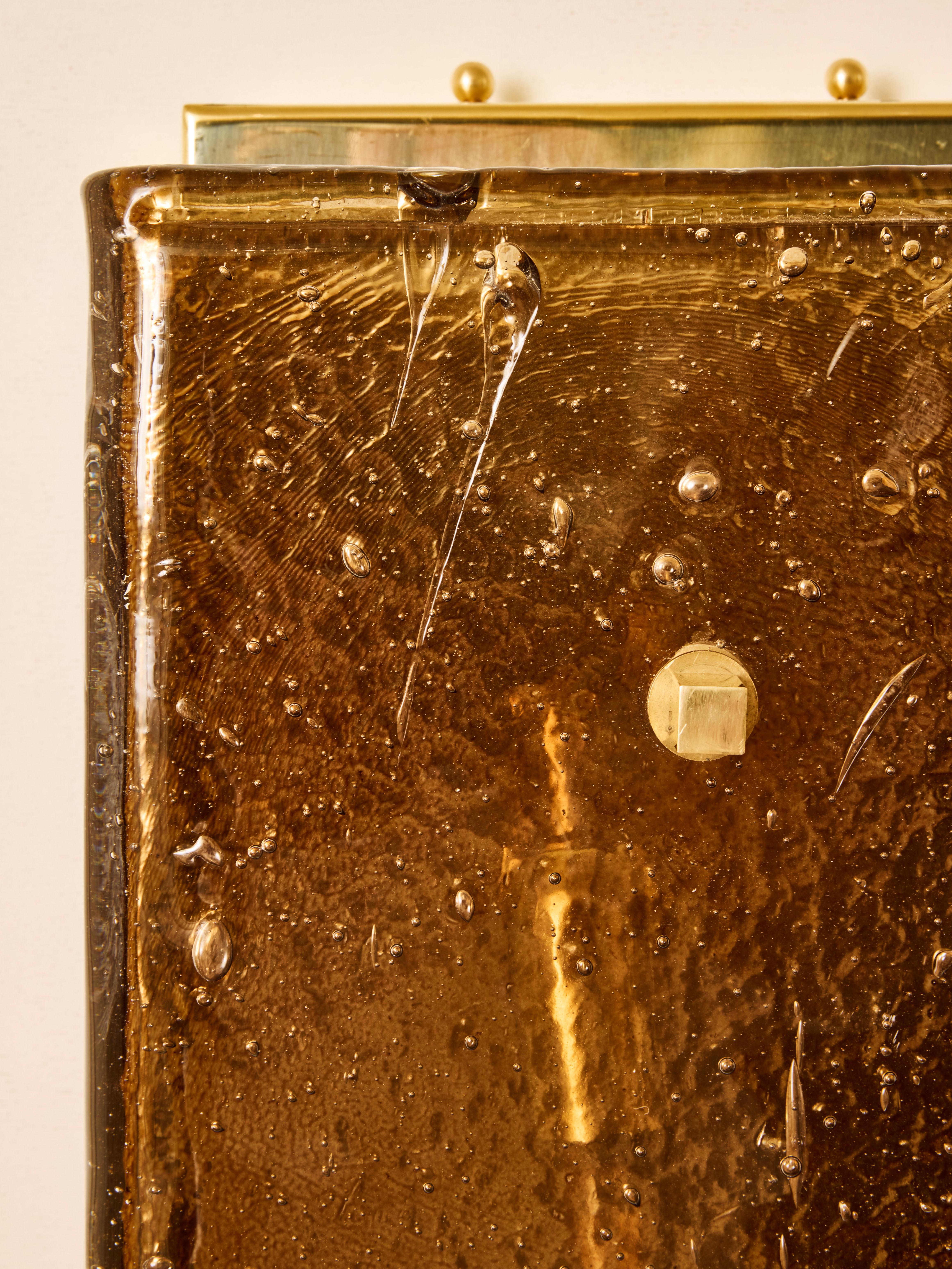 Pair of sconces in brass and amber Murano glass by Studio Glustin In Good Condition For Sale In Saint-Ouen (PARIS), FR