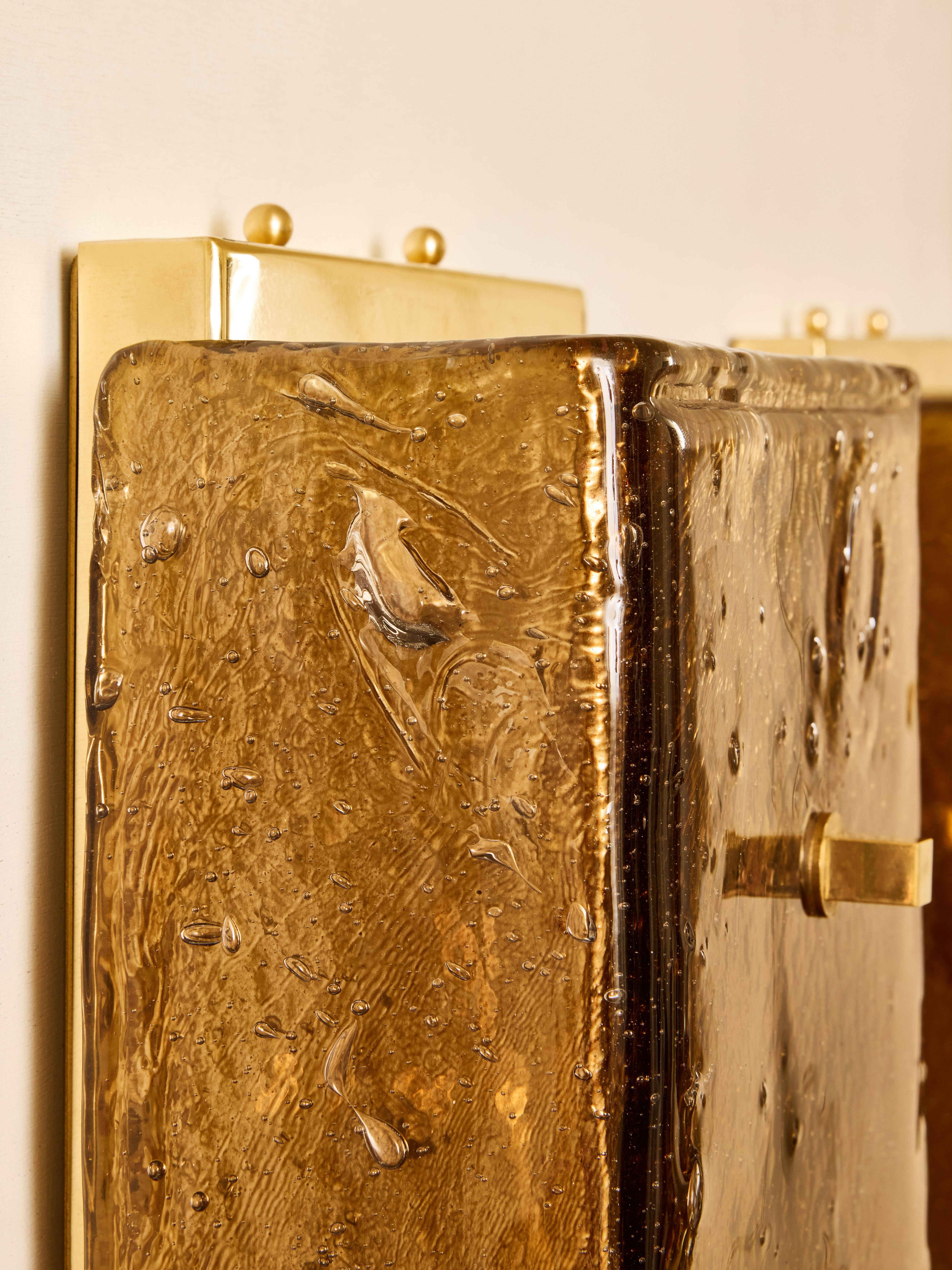 Pareja de apliques de latón y cristal de Murano ámbar de Studio Glustin en venta 1