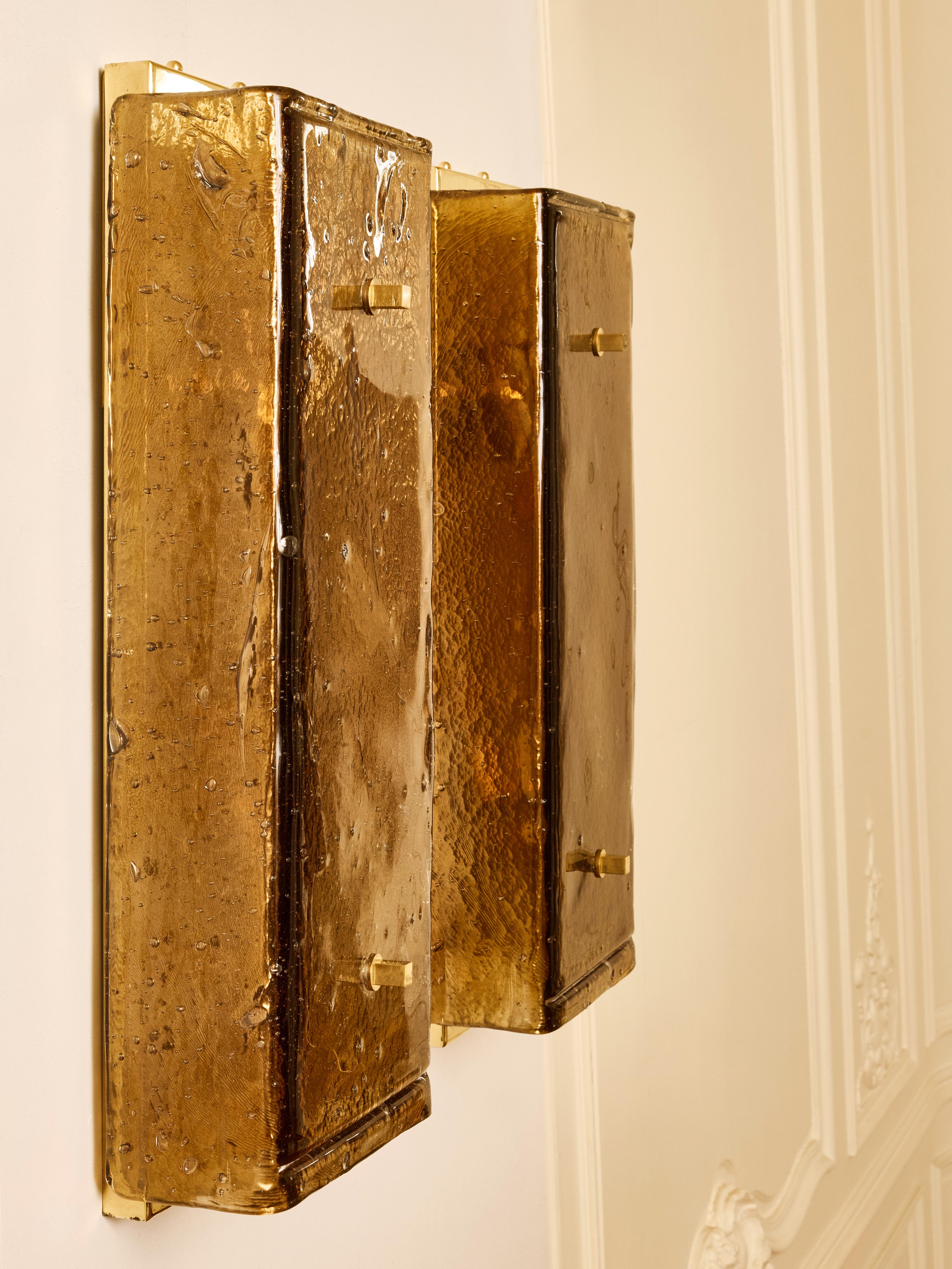 Pair of sconces in brass and amber Murano glass by Studio Glustin For Sale 2