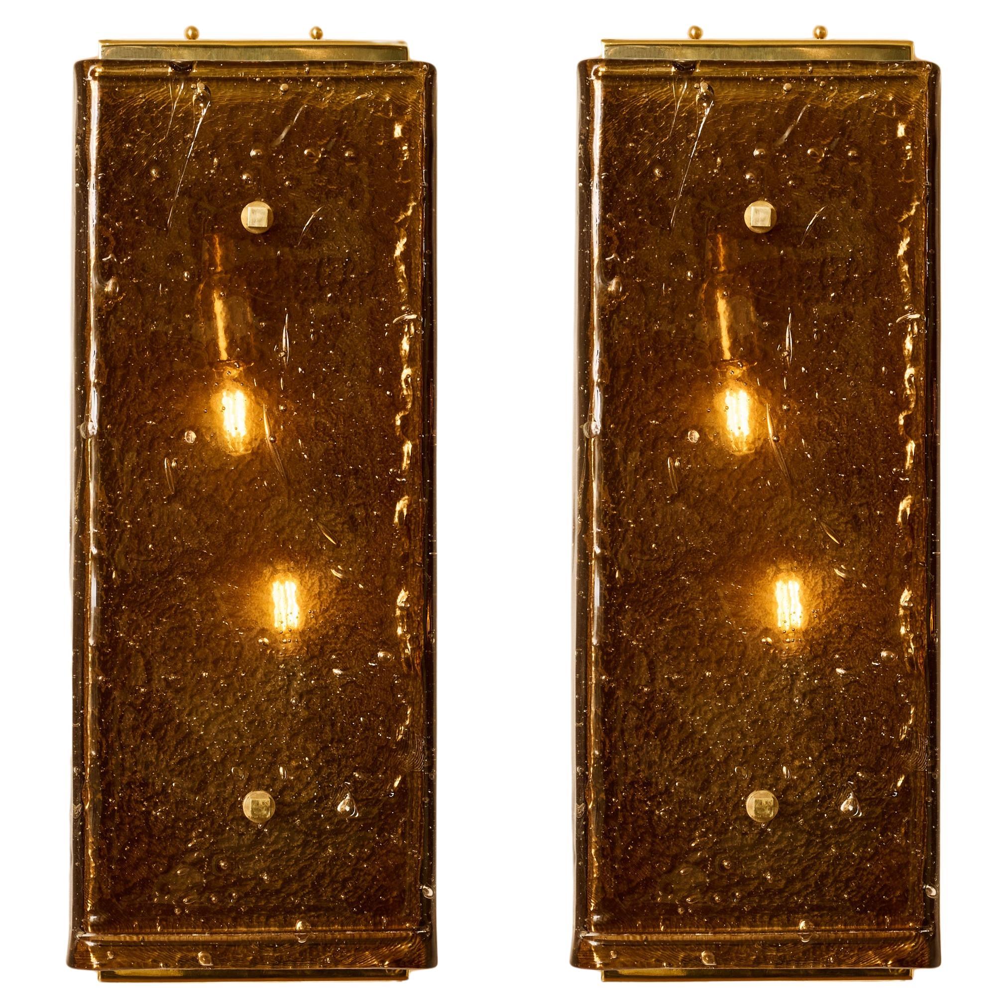 Pareja de apliques de latón y cristal de Murano ámbar de Studio Glustin en venta
