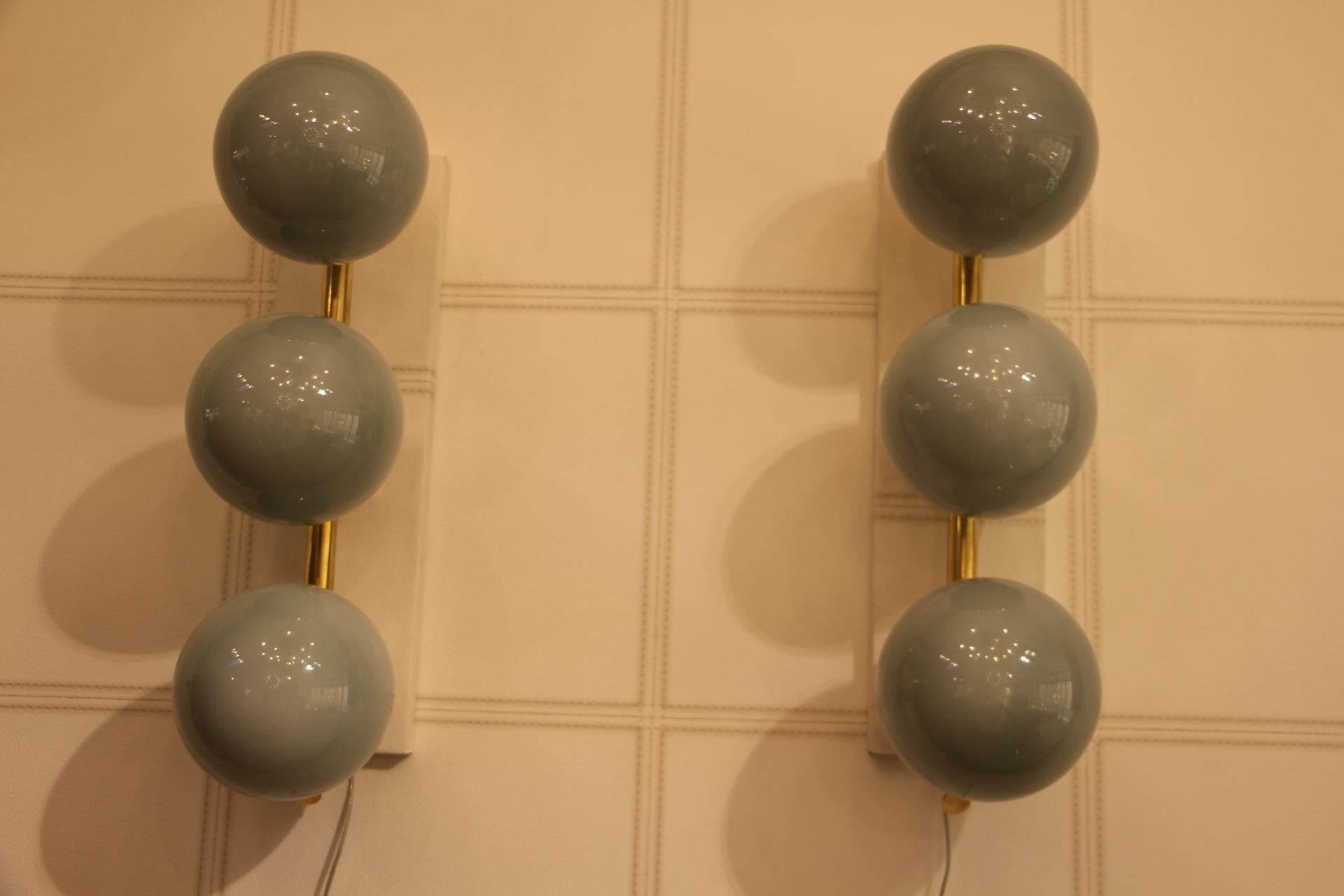 Very elegant pair of sconces in brass and three blue-grey Murano glass globes, it can be placed vertically (as shown on photos) or horizontally.