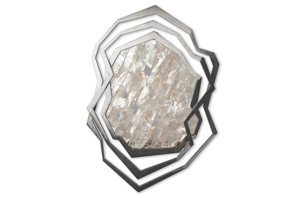 Zwei durchbrochene Wandleuchter aus gebürstetem Metall und Bergkristall.

Zeitgenössische Handwerkskunst.

Abmessungen: H 50 x B 35 x T 9 cm

Aktenzeichen: LS65333801H