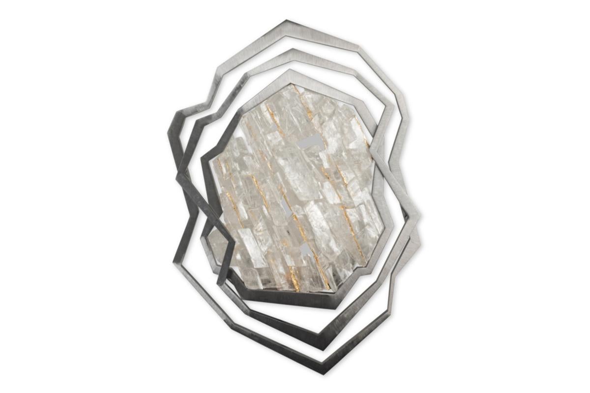 Ein Paar Wandleuchter aus gebürstetem Metall und Bergkristall. Zeitgenössisch. (21. Jahrhundert und zeitgenössisch) im Angebot