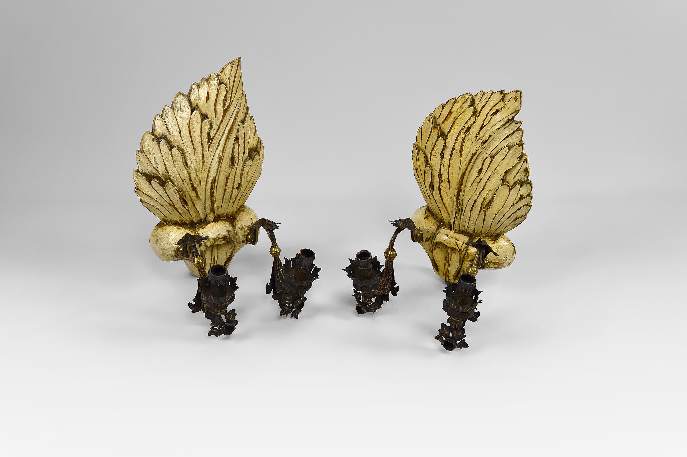 Mid-20th Century Pair of Sconces in Carved, Painted and Patinated Wood, Hollywood Regency, 1950s For Sale