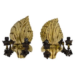 Paire d'appliques en bois sculpté, peint et patiné, Hollywood Regency, années 1950