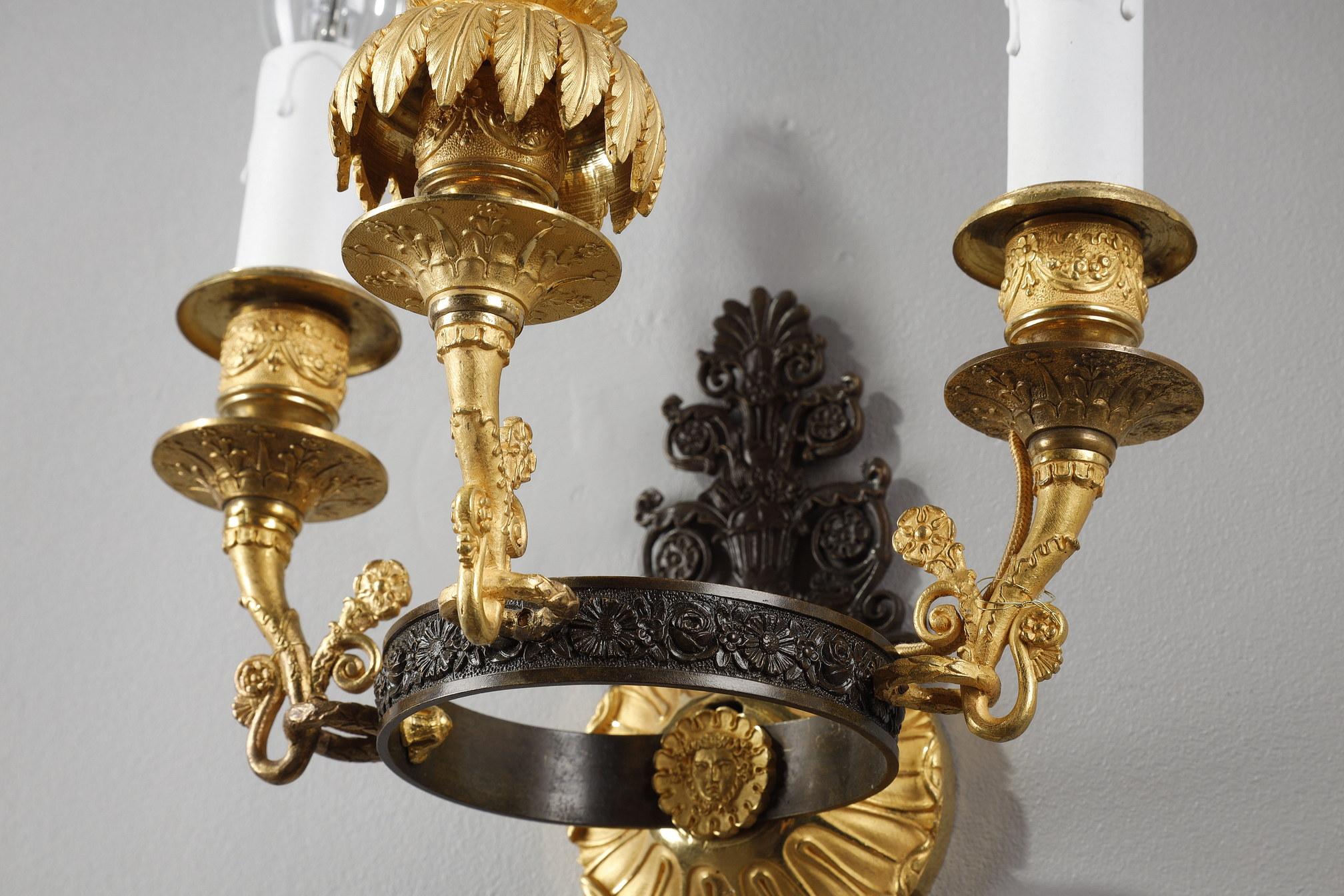 Paire d'appliques en bronze ciselé et doré, période Charles X en vente 3